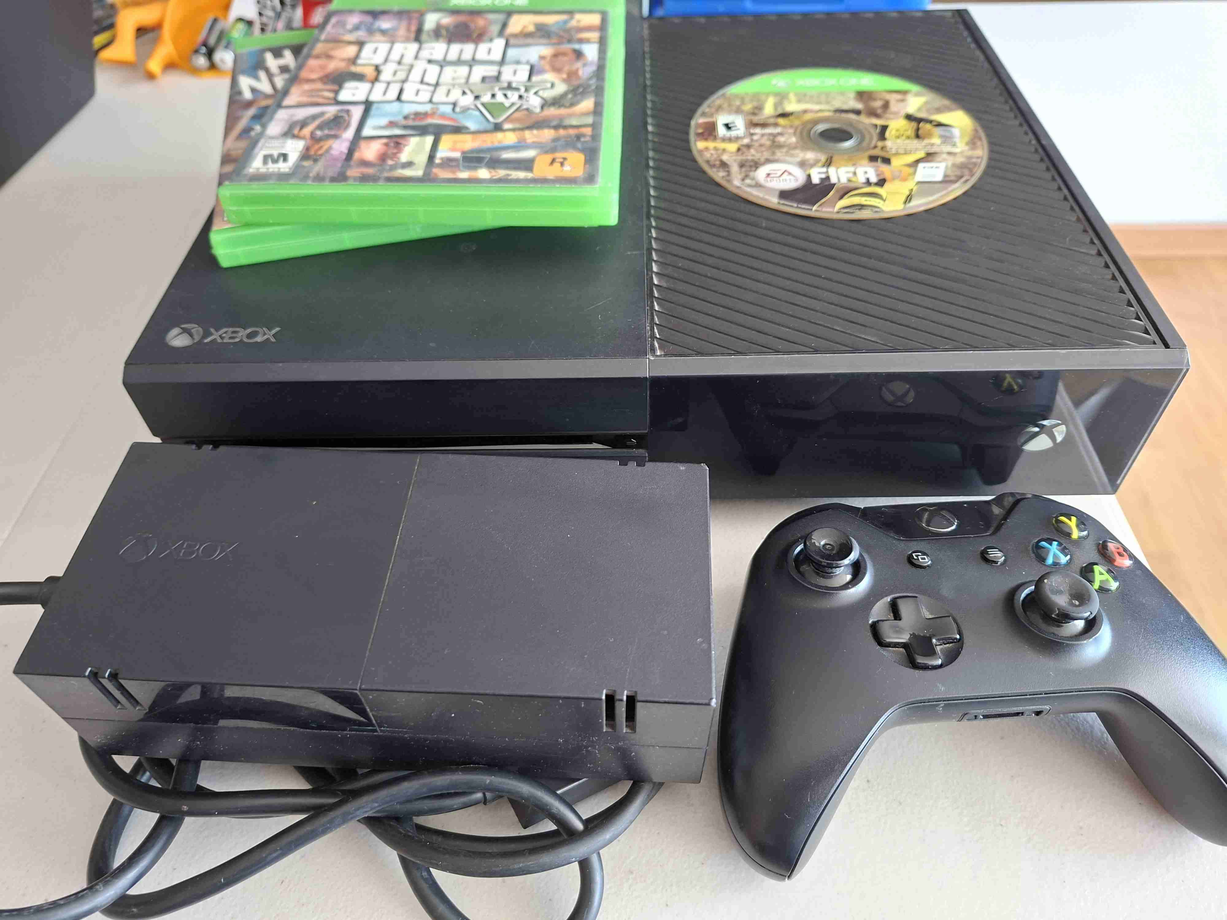 Xbox One con caja, control y juegos - miniatura 4