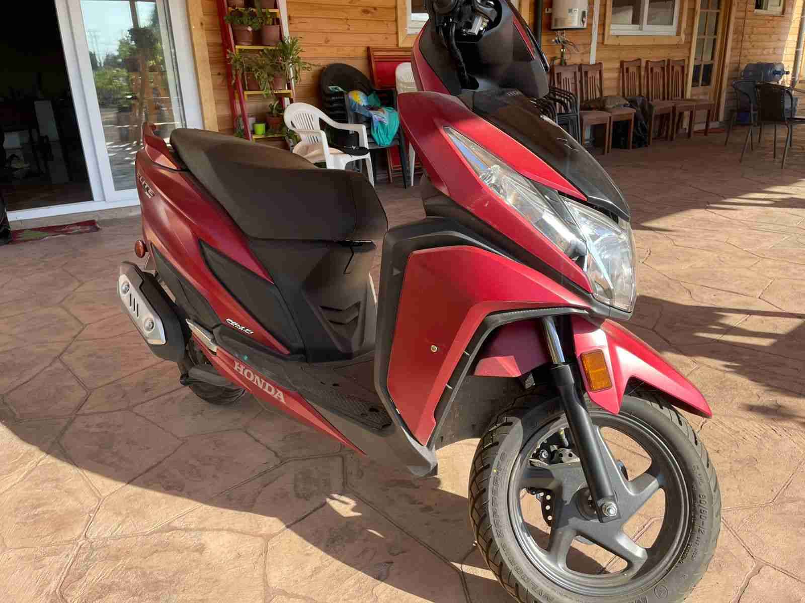Moto Honda Elite roja - miniatura 3