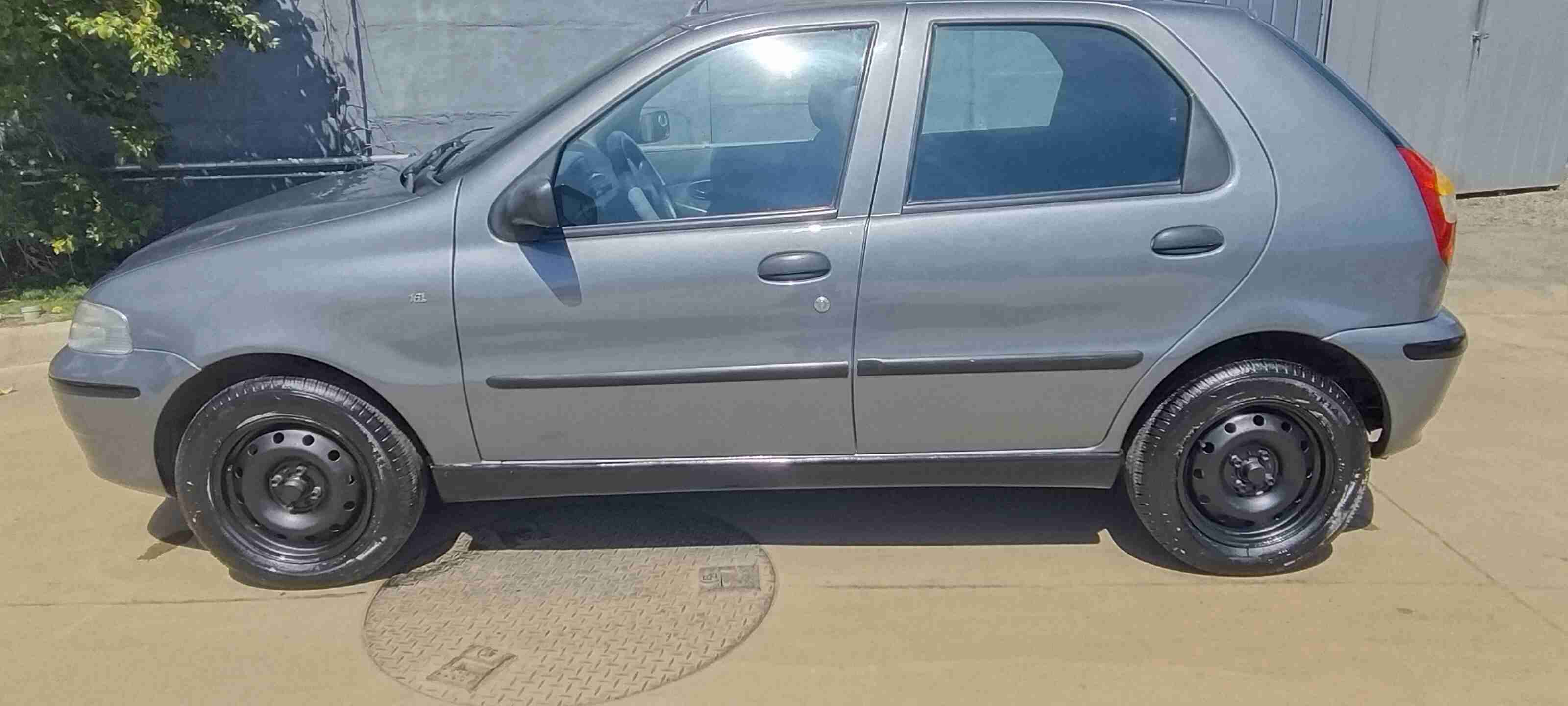 Fiat gris en buen estado - miniatura 3