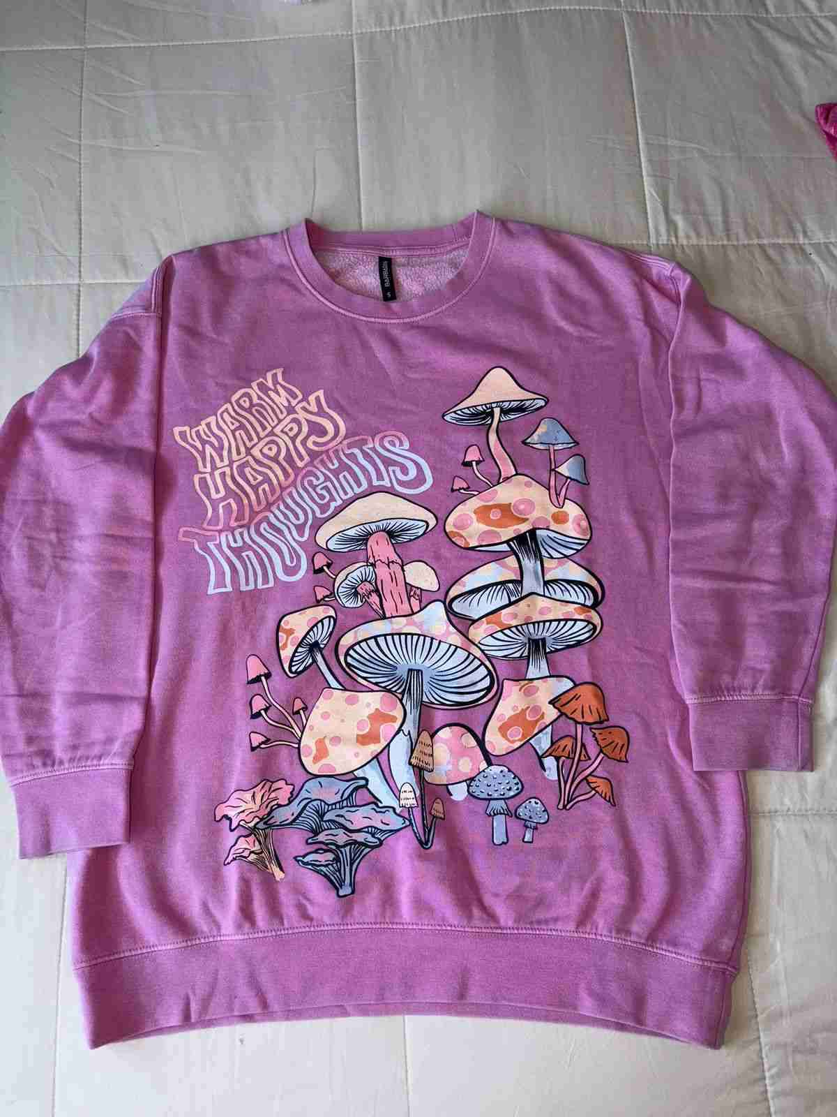 Polerón rosa con diseño de hongos