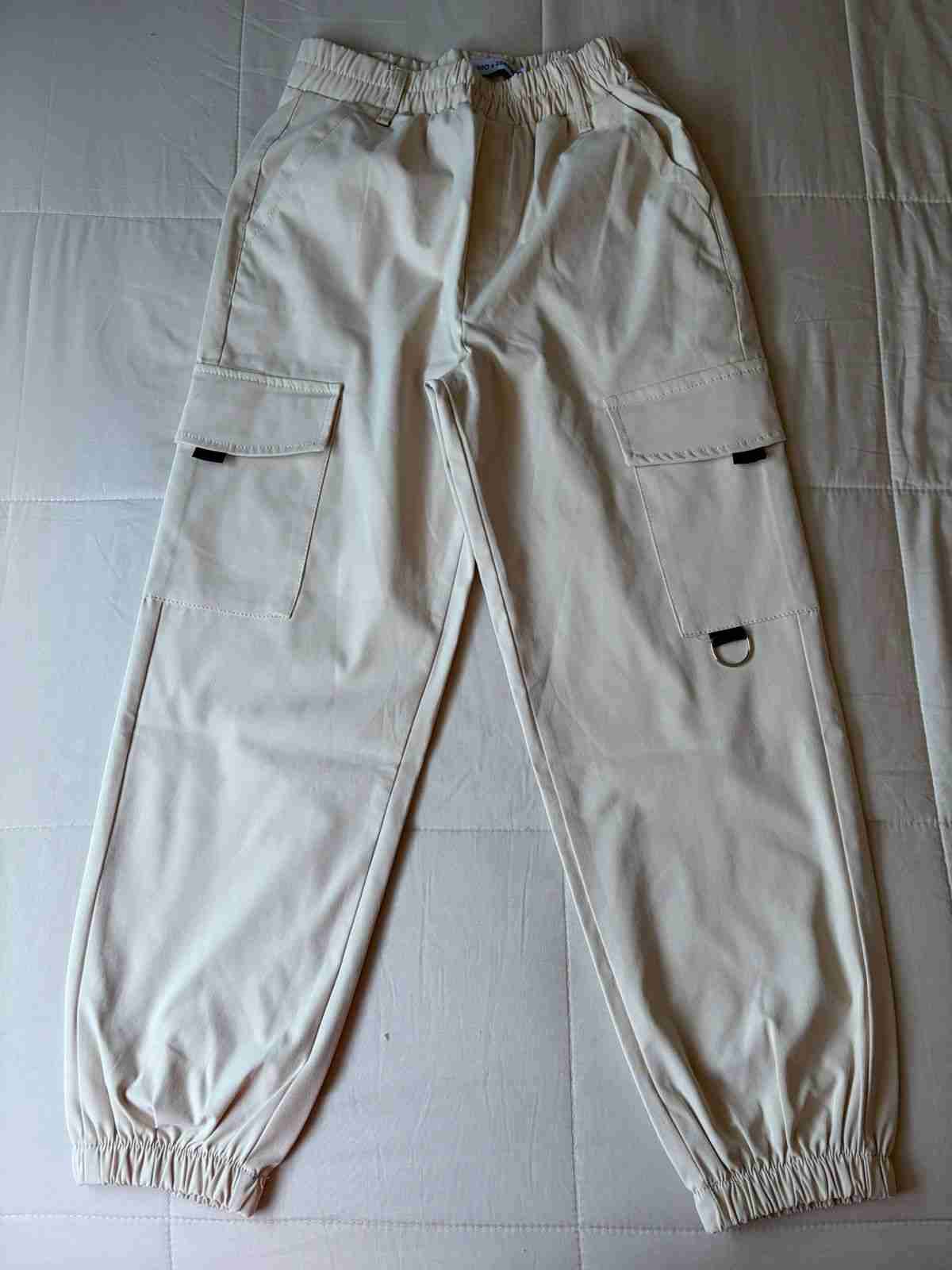 Pantalones cargo beige