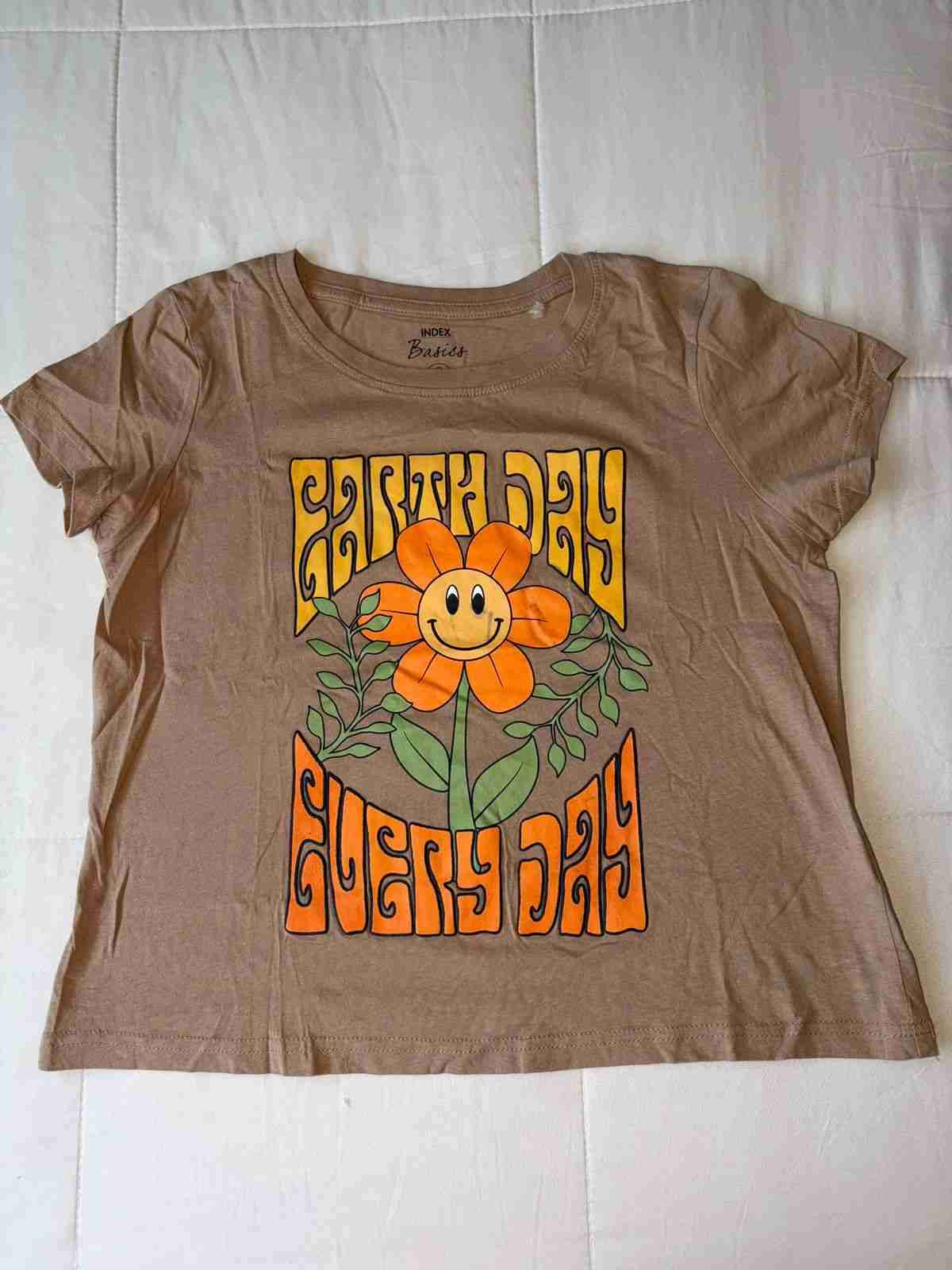 Polera estampada Earth Day