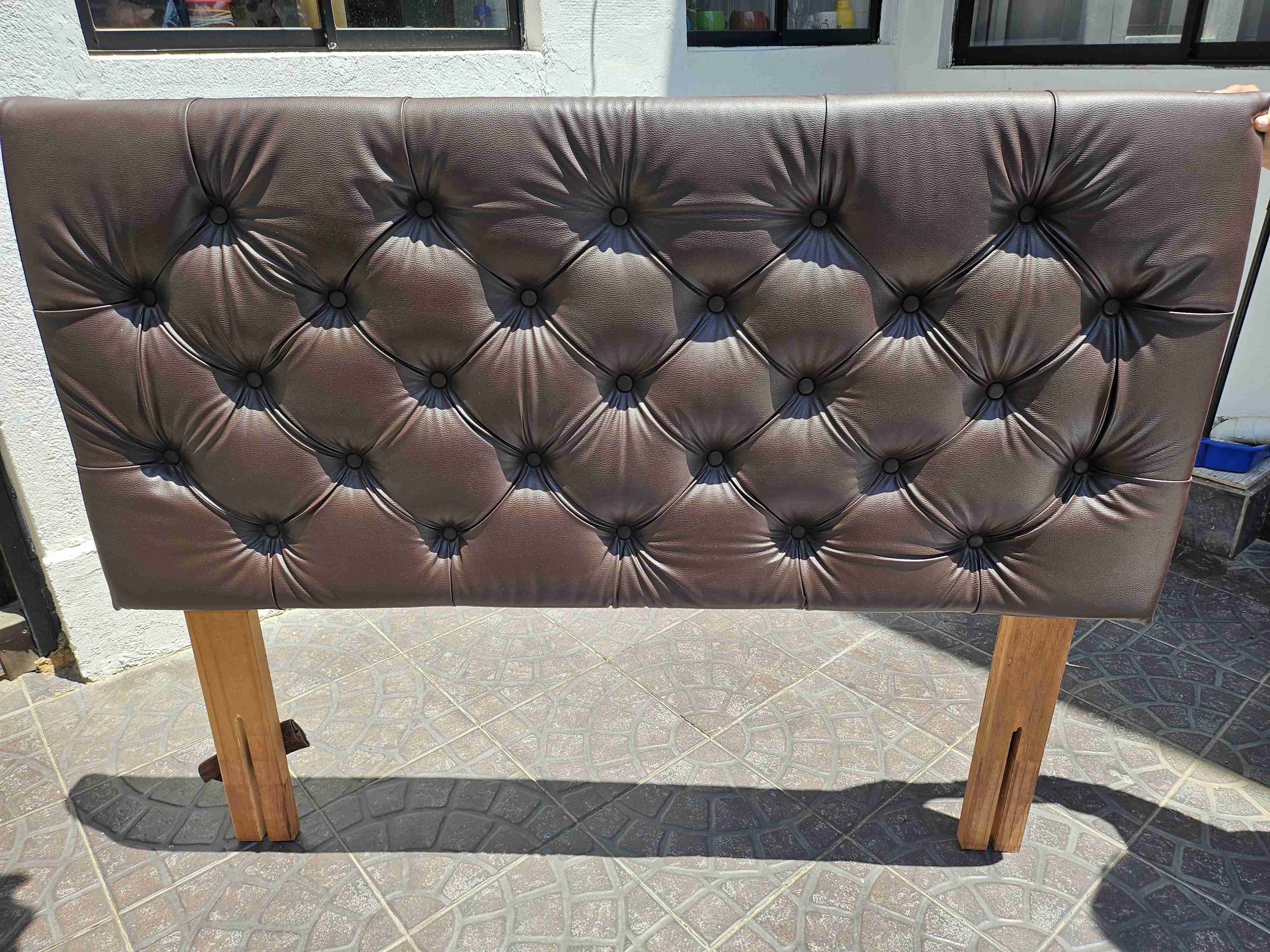 Cabecera de cama tapizada marrón