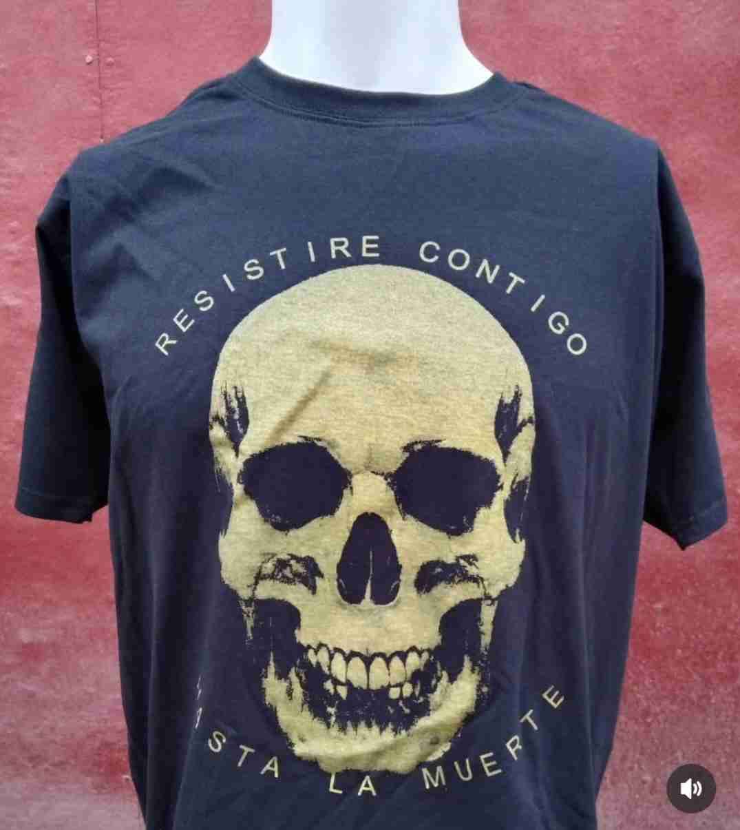 Polera negra calavera "Resistiré Contigo"