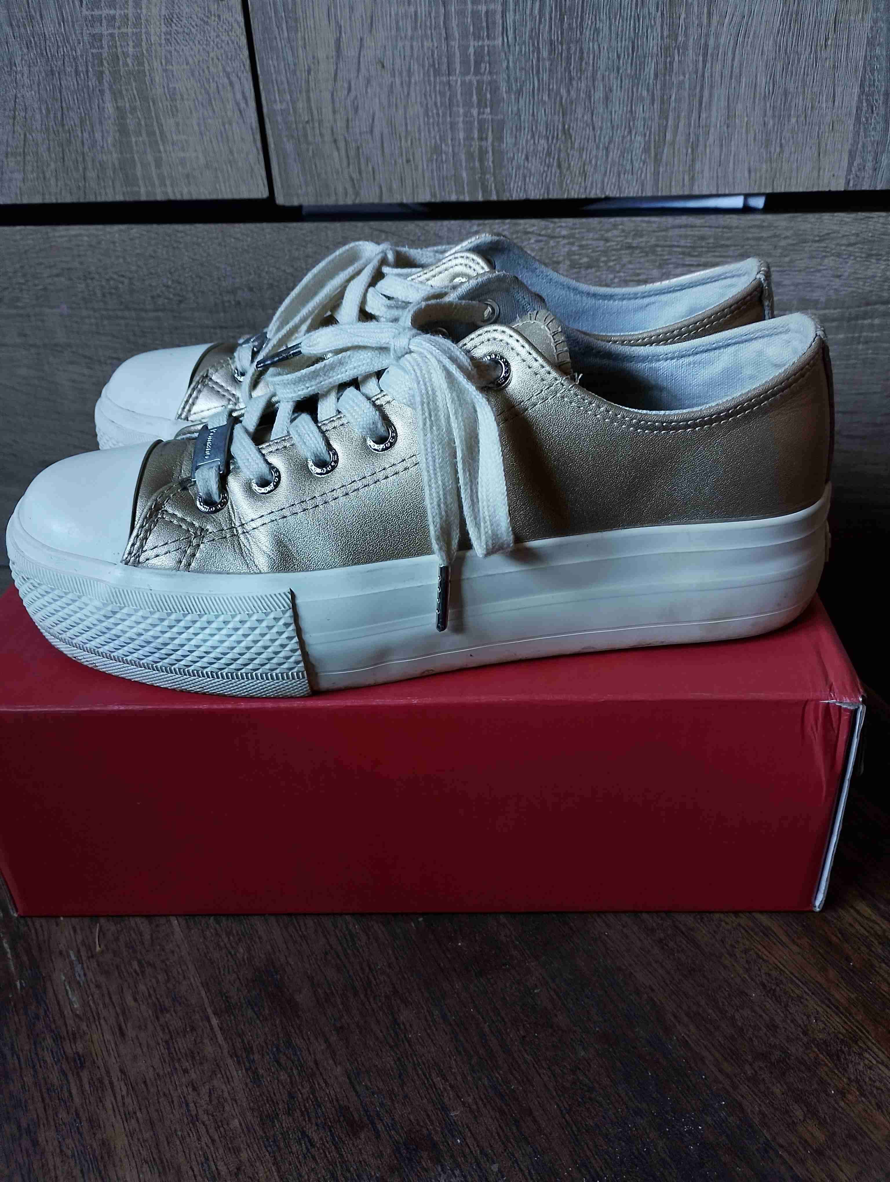 Zapatillas deportivas doradas