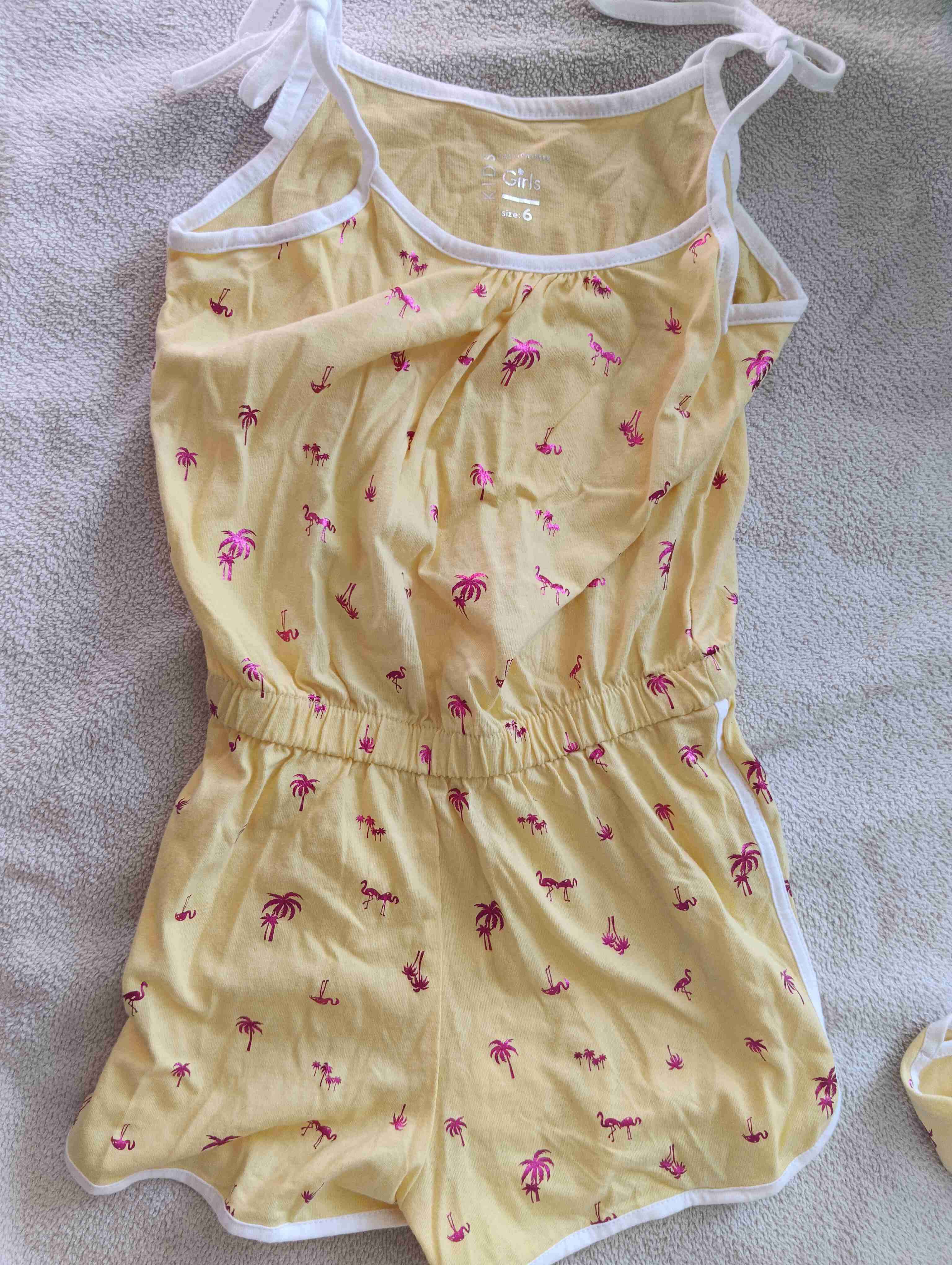 Enterito amarillo con flamencos