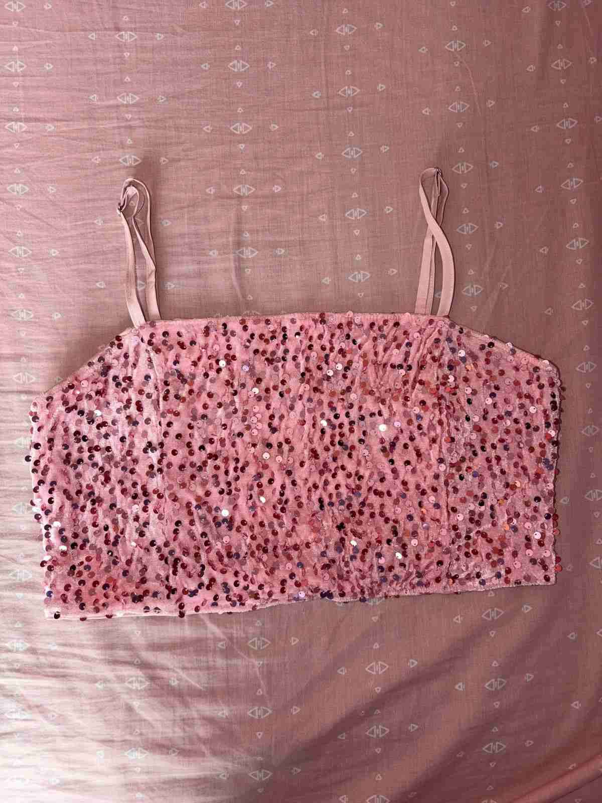 Top rosado con lentejuelas