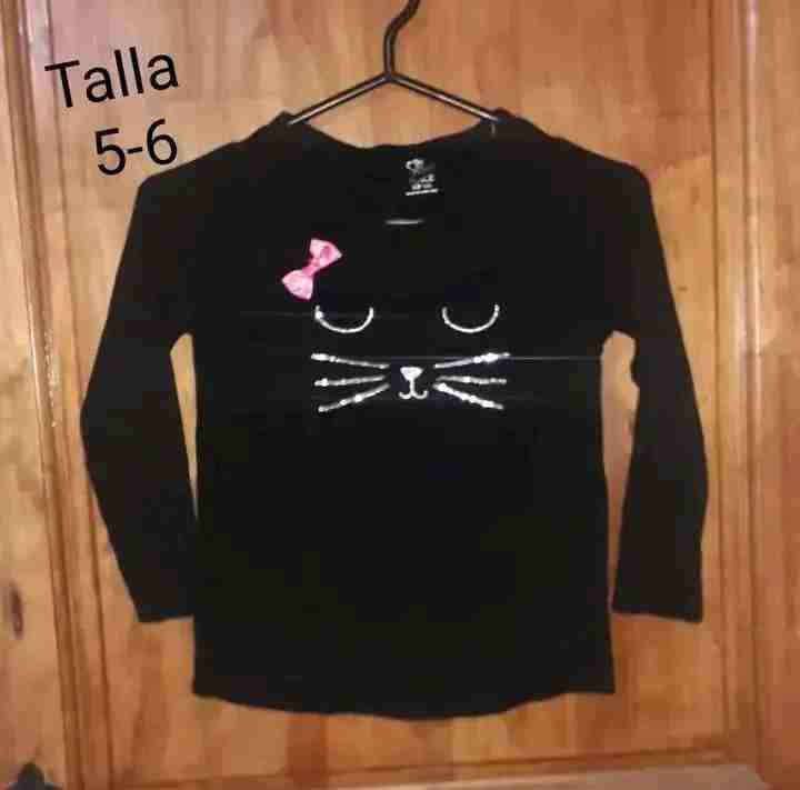 Polera negra infantil con diseño de gato
