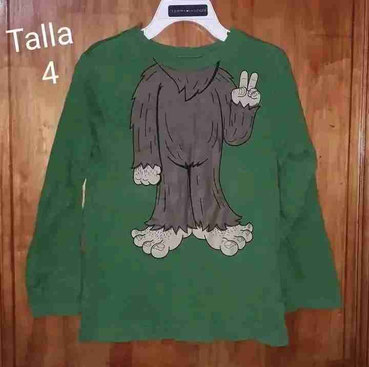 Polera verde con diseño talla 4