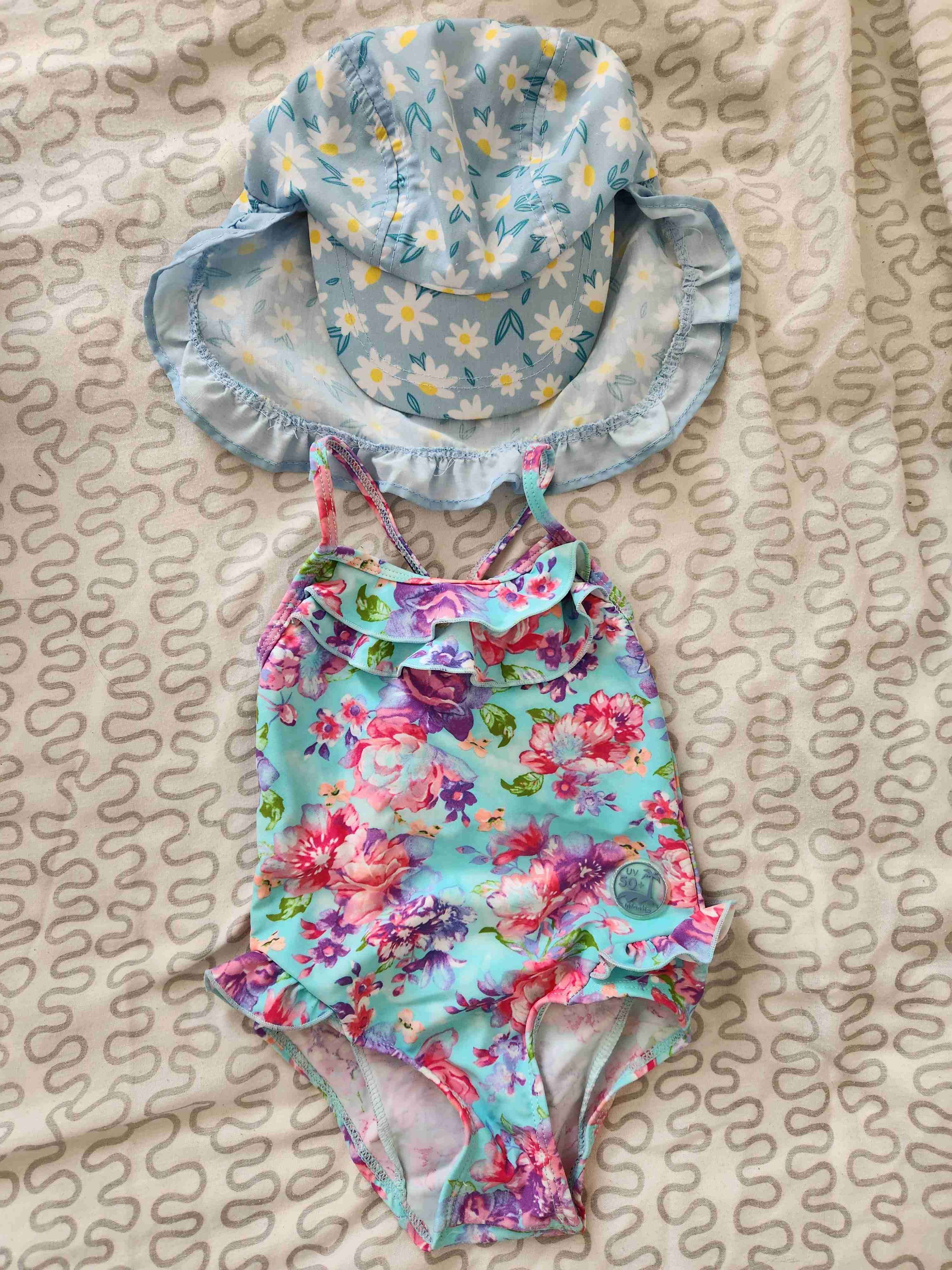 Traje de baño floral con gorro 18m.