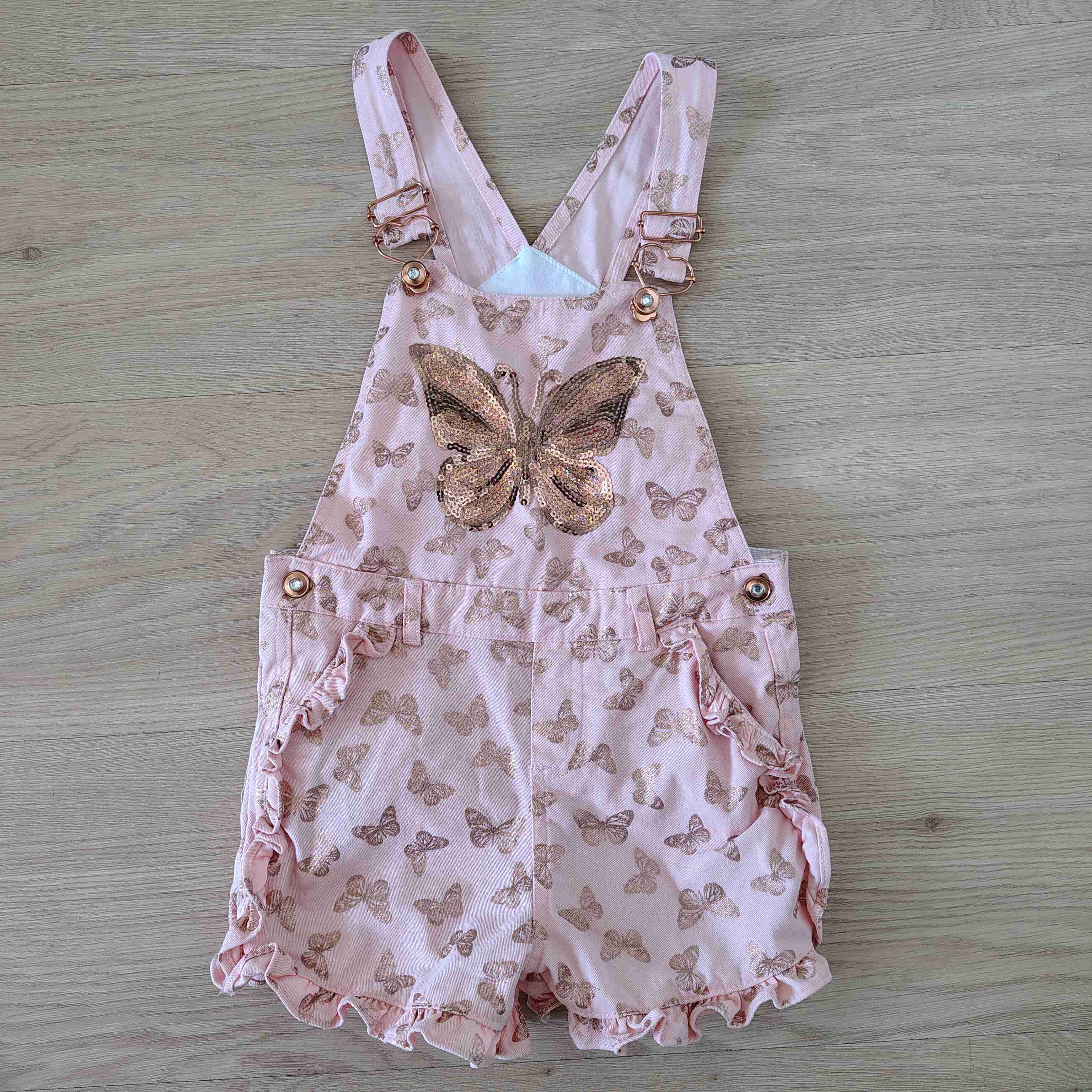 Jardinera infantil con mariposas