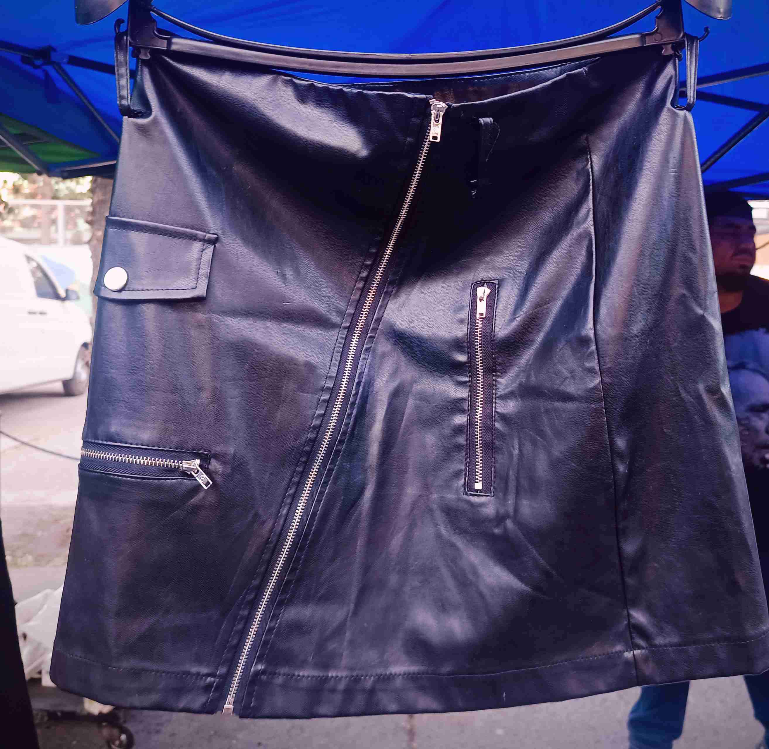 Vestido negro sin mangas - miniatura 3