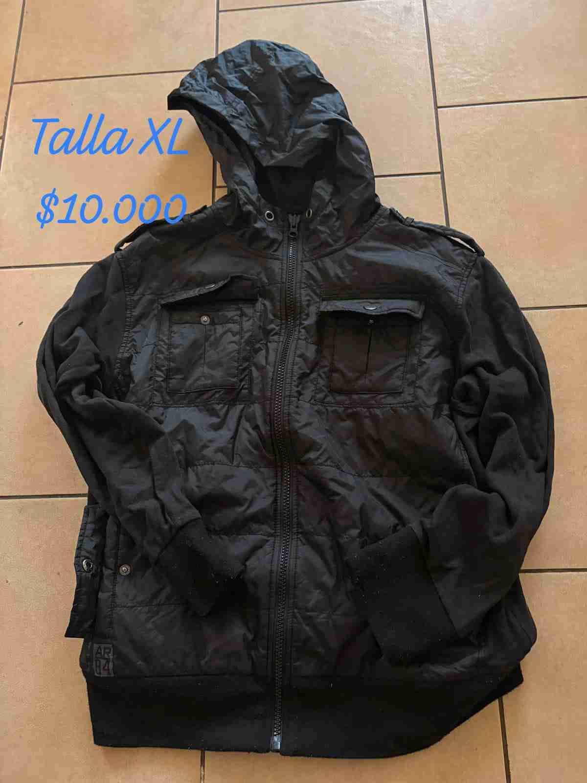 Chaqueta negra con capucha XL