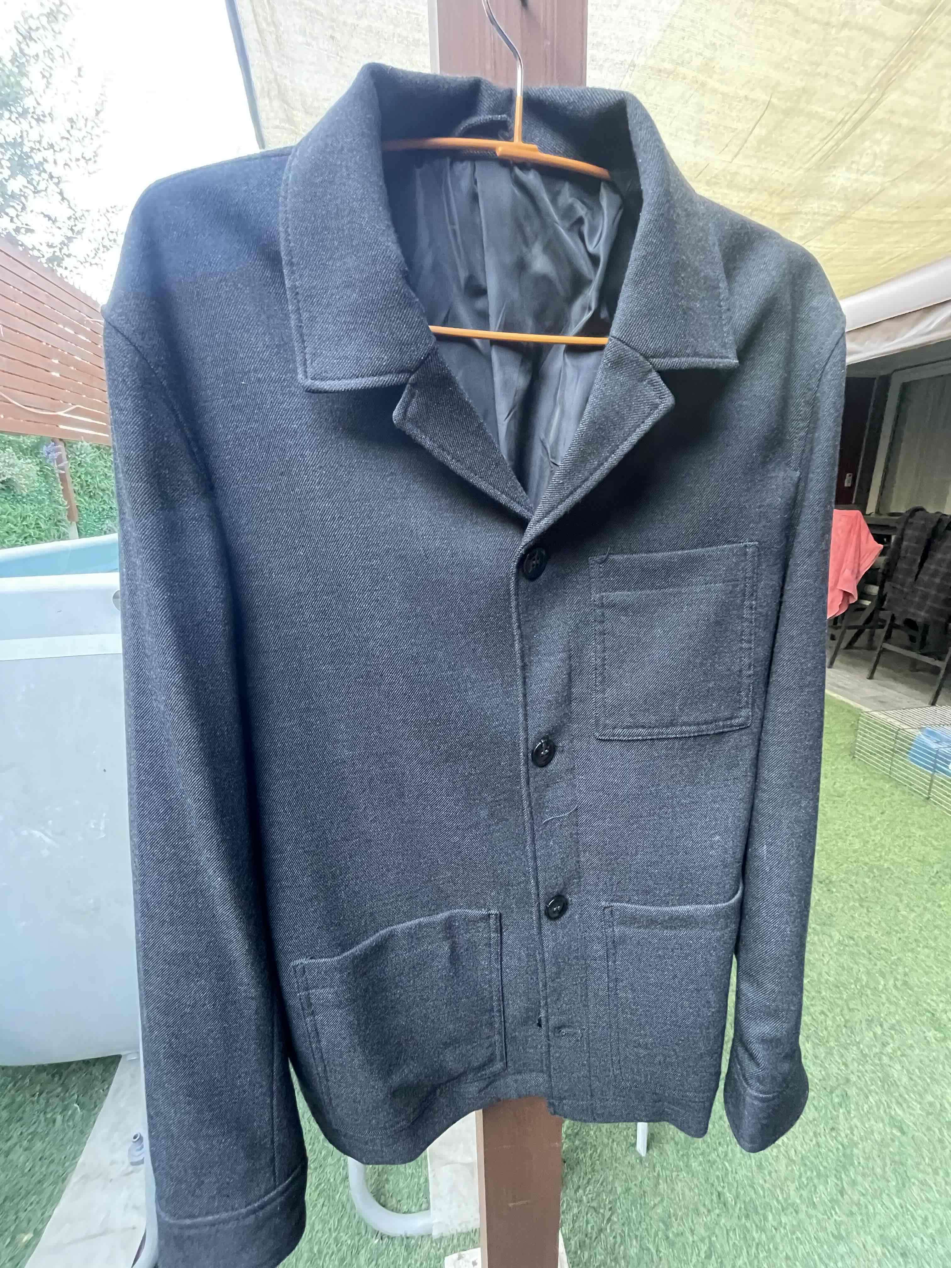 Chaqueta gris con bolsillos