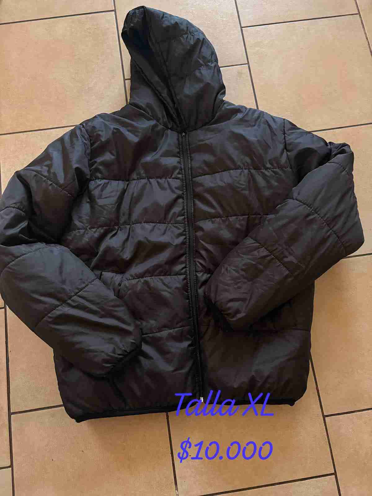 Chaqueta negra acolchada con capucha