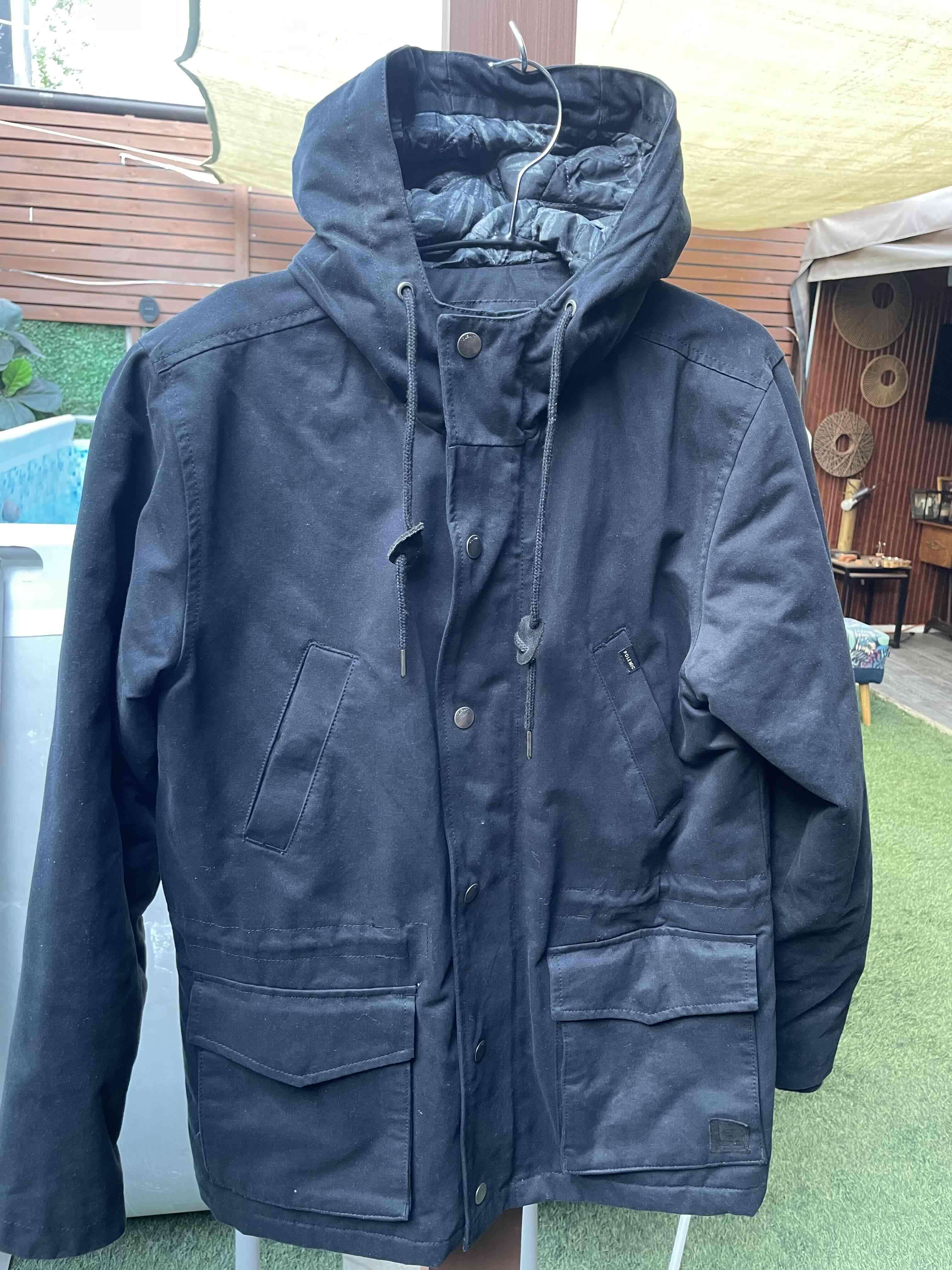 Parka negra con capucha