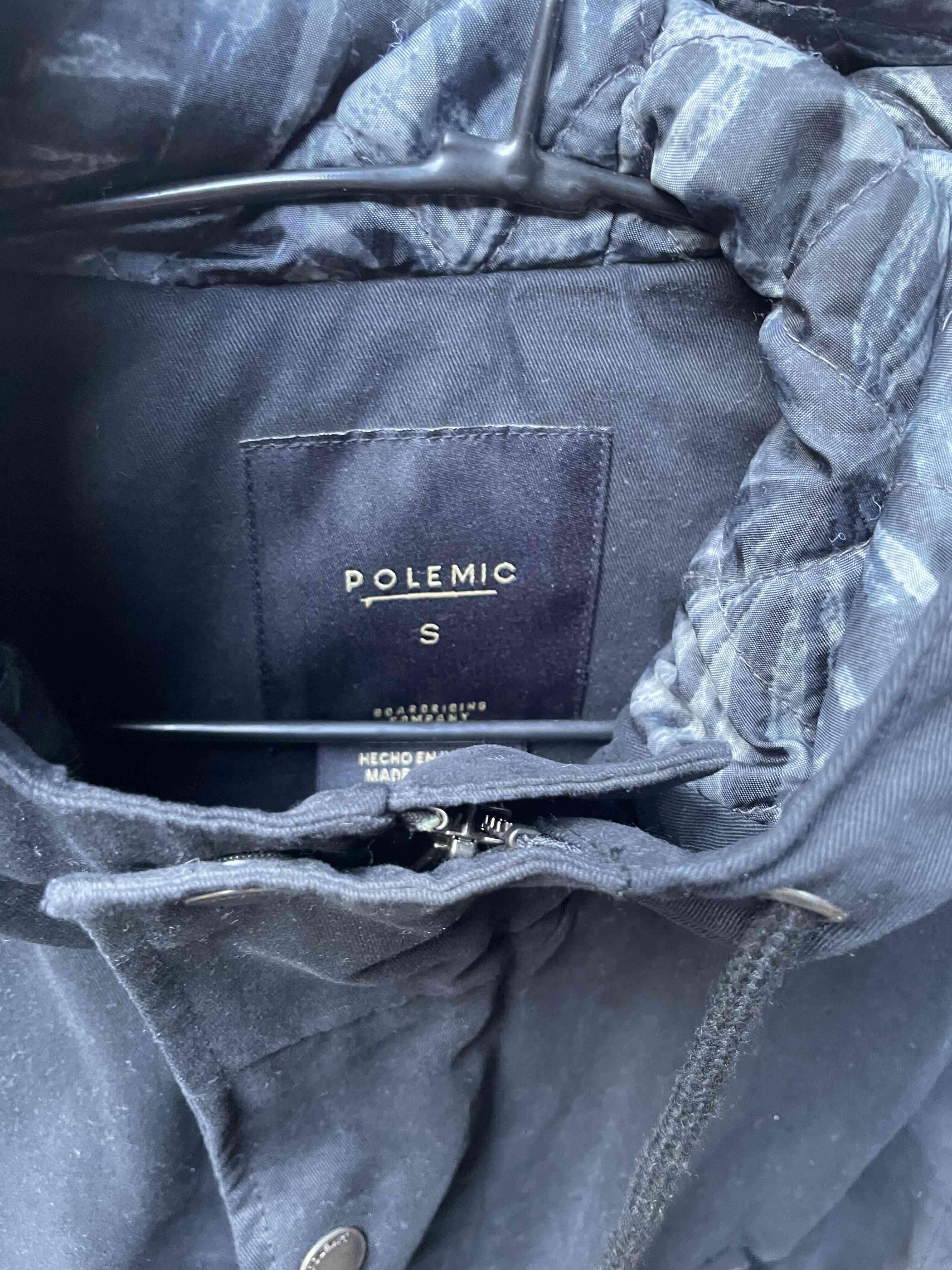 Parka negra con capucha - miniatura 2