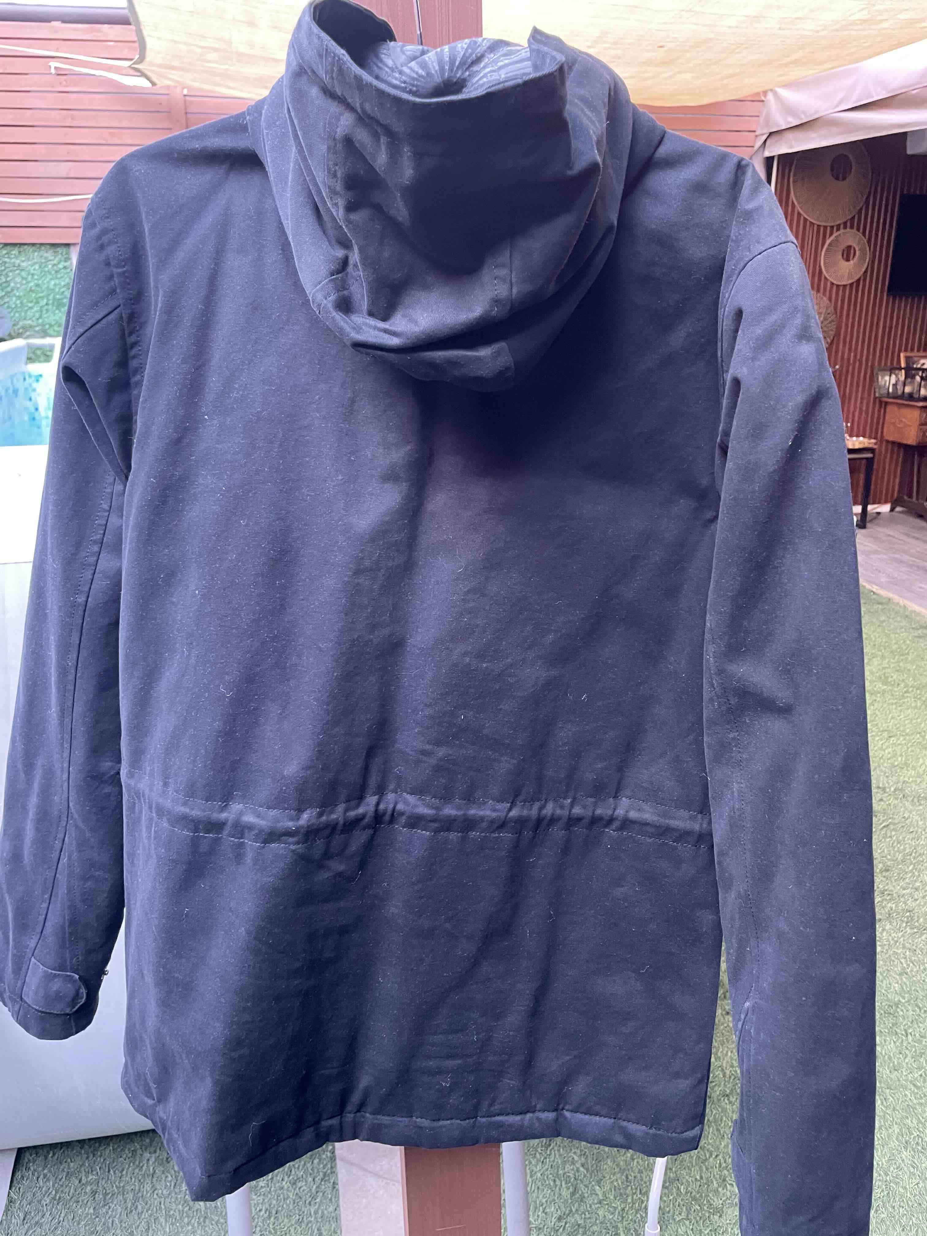 Parka negra con capucha - miniatura 3