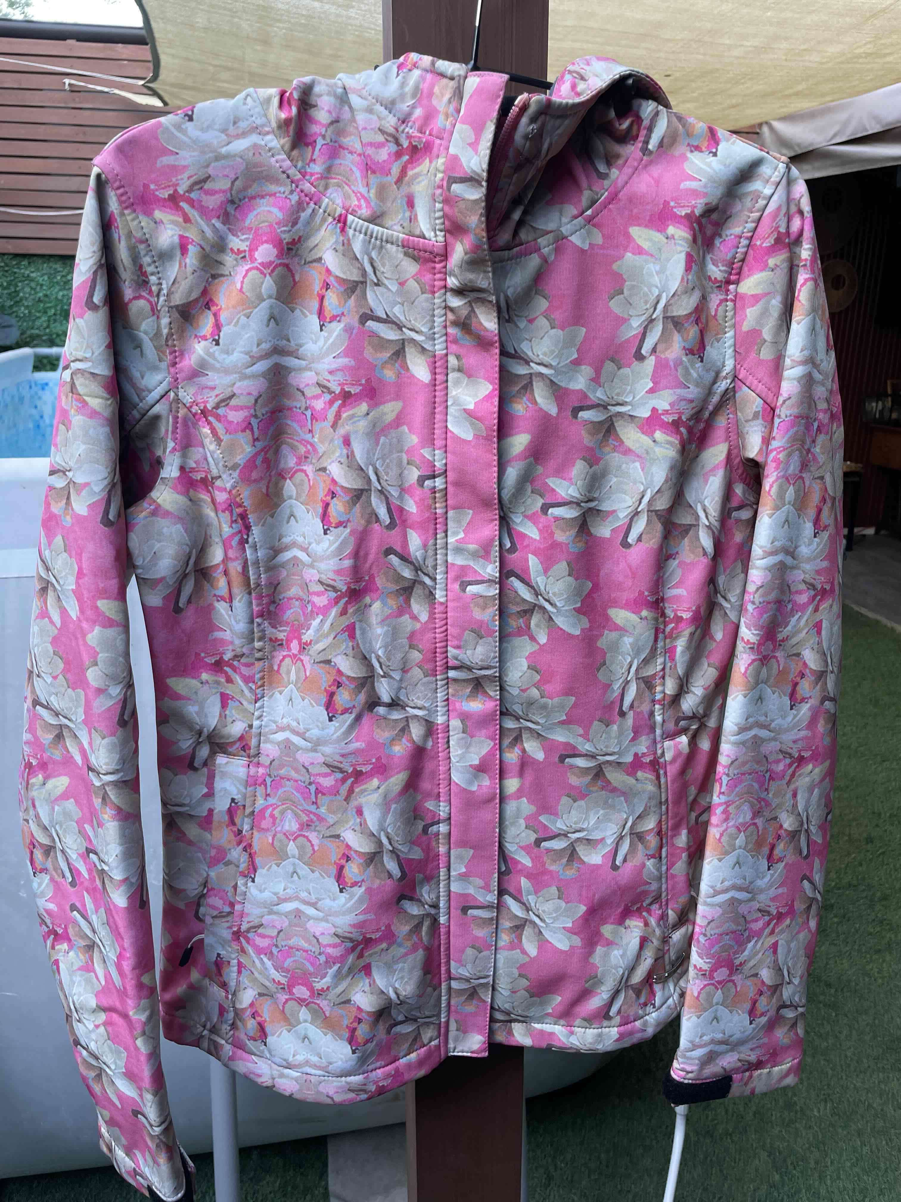 Chaqueta floral rosa con capucha