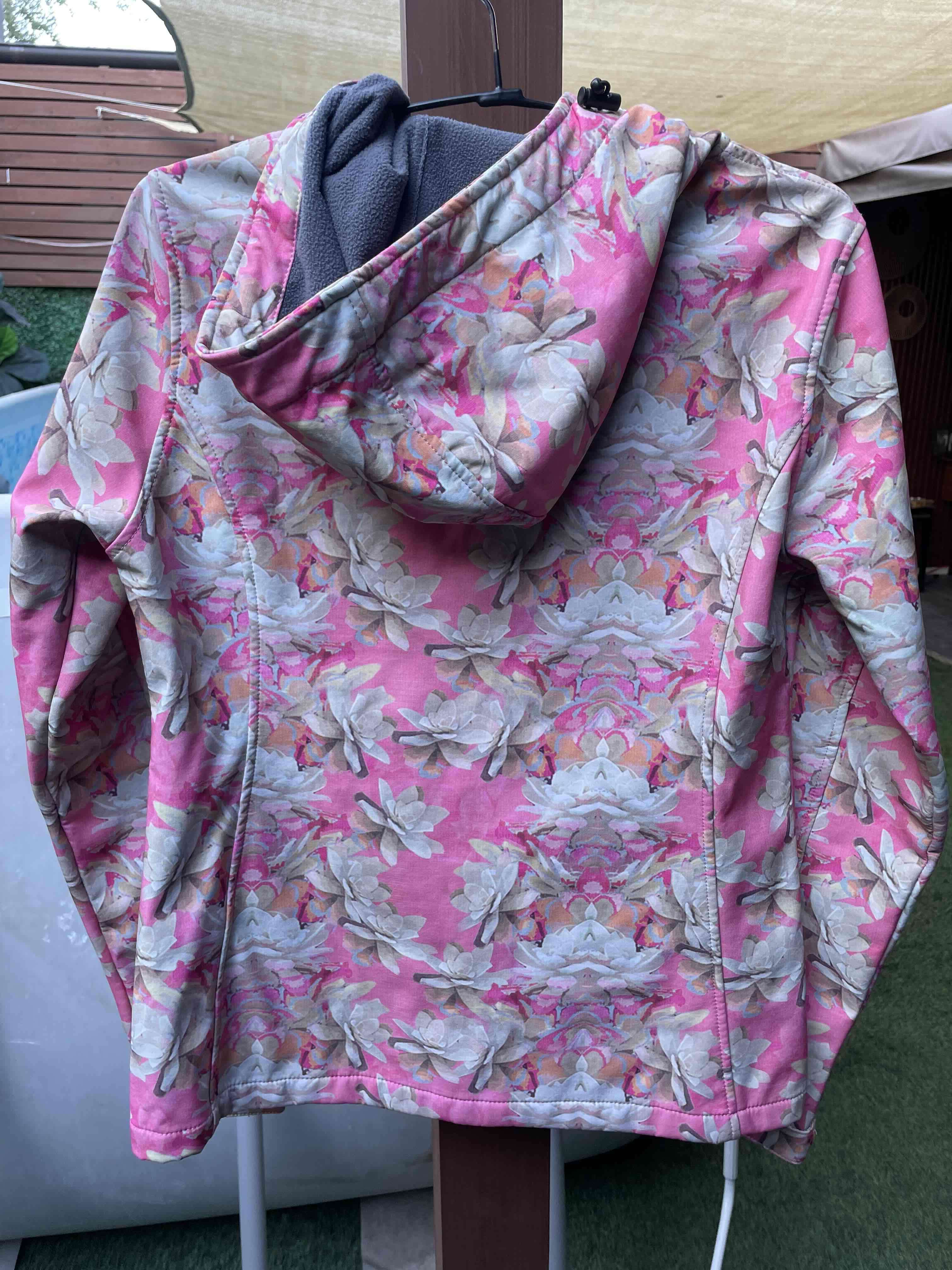 Chaqueta floral rosa con capucha - miniatura 2