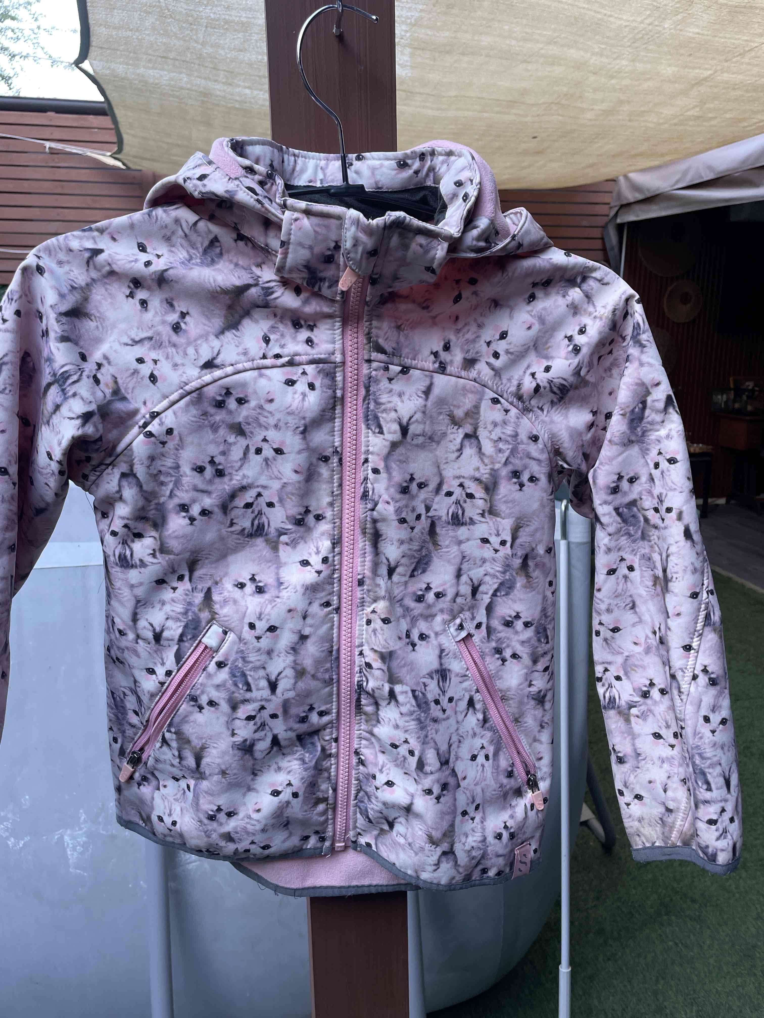 Chaqueta infantil con estampado gatitos