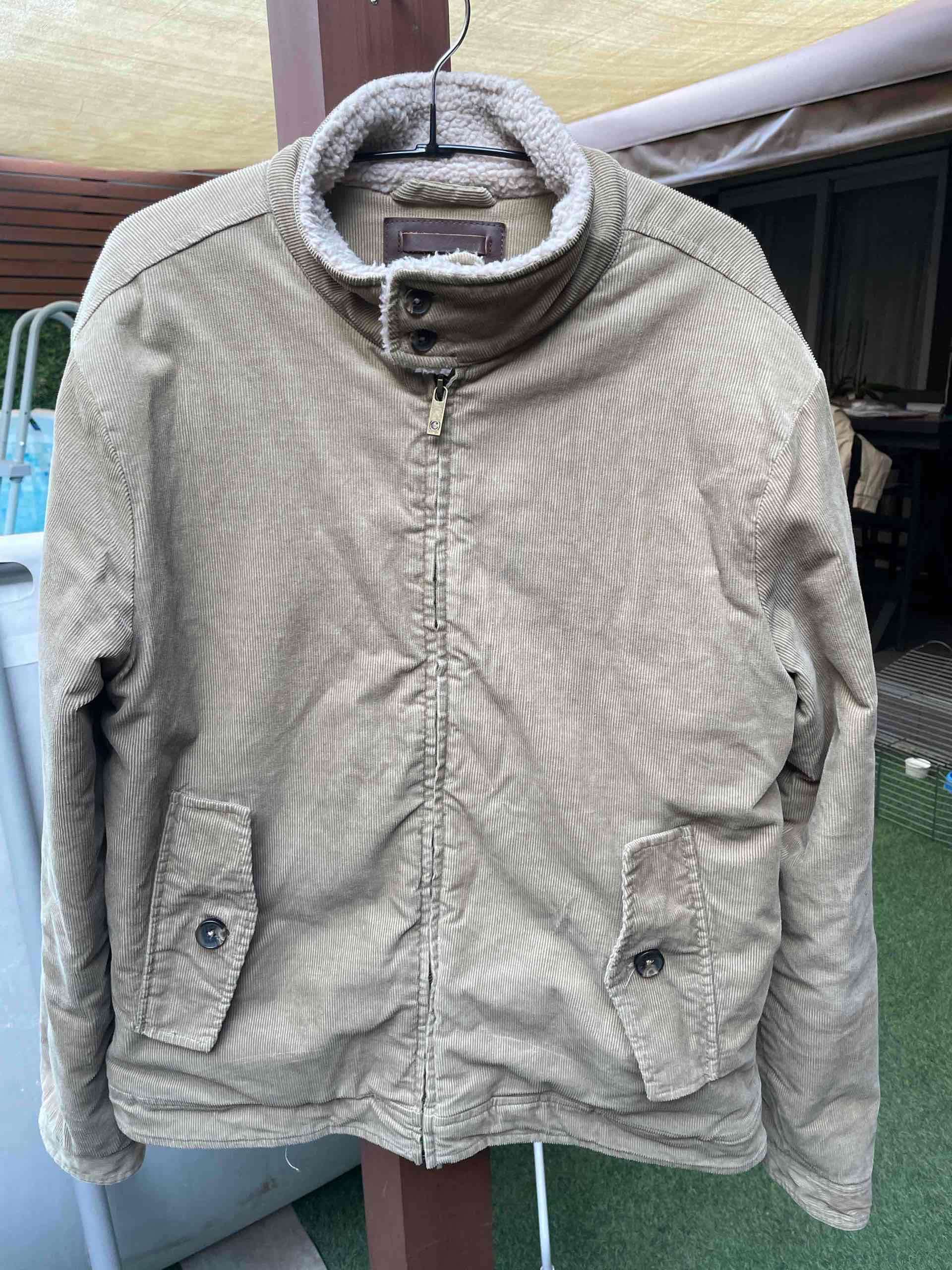 Chaqueta beige con forro de corderito