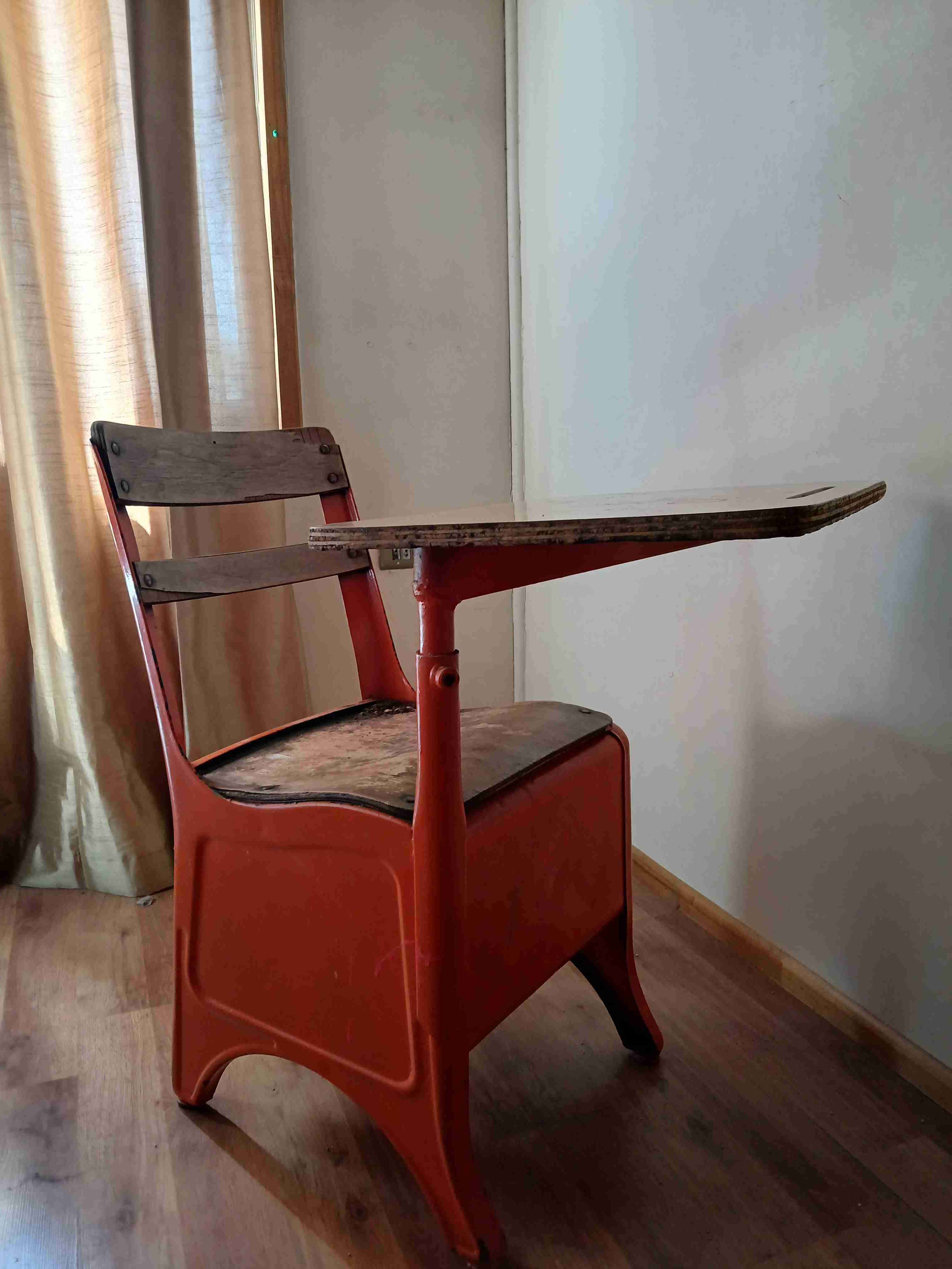 Silla escolar antigua de madera