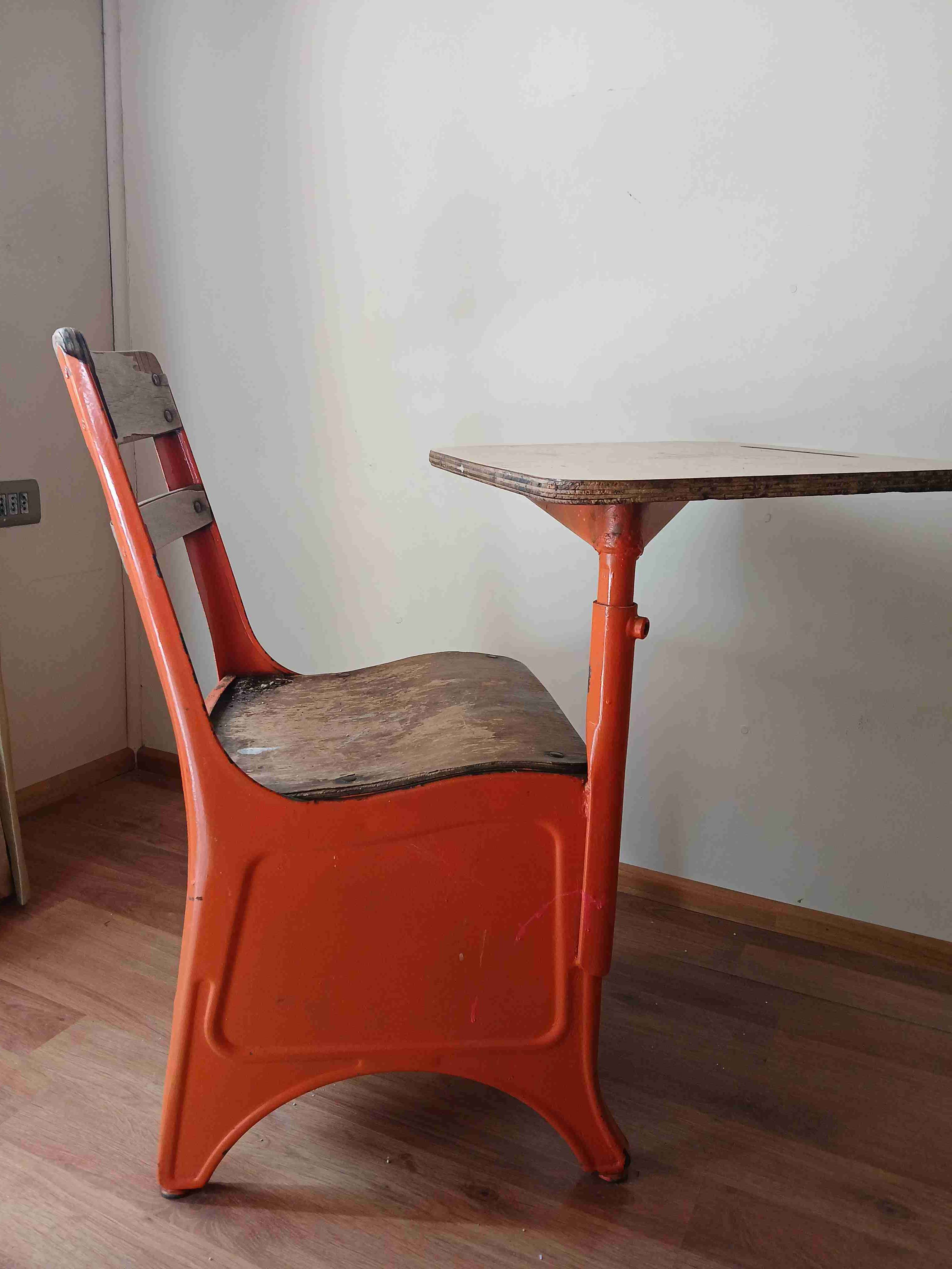 Silla escolar antigua de madera - miniatura 2