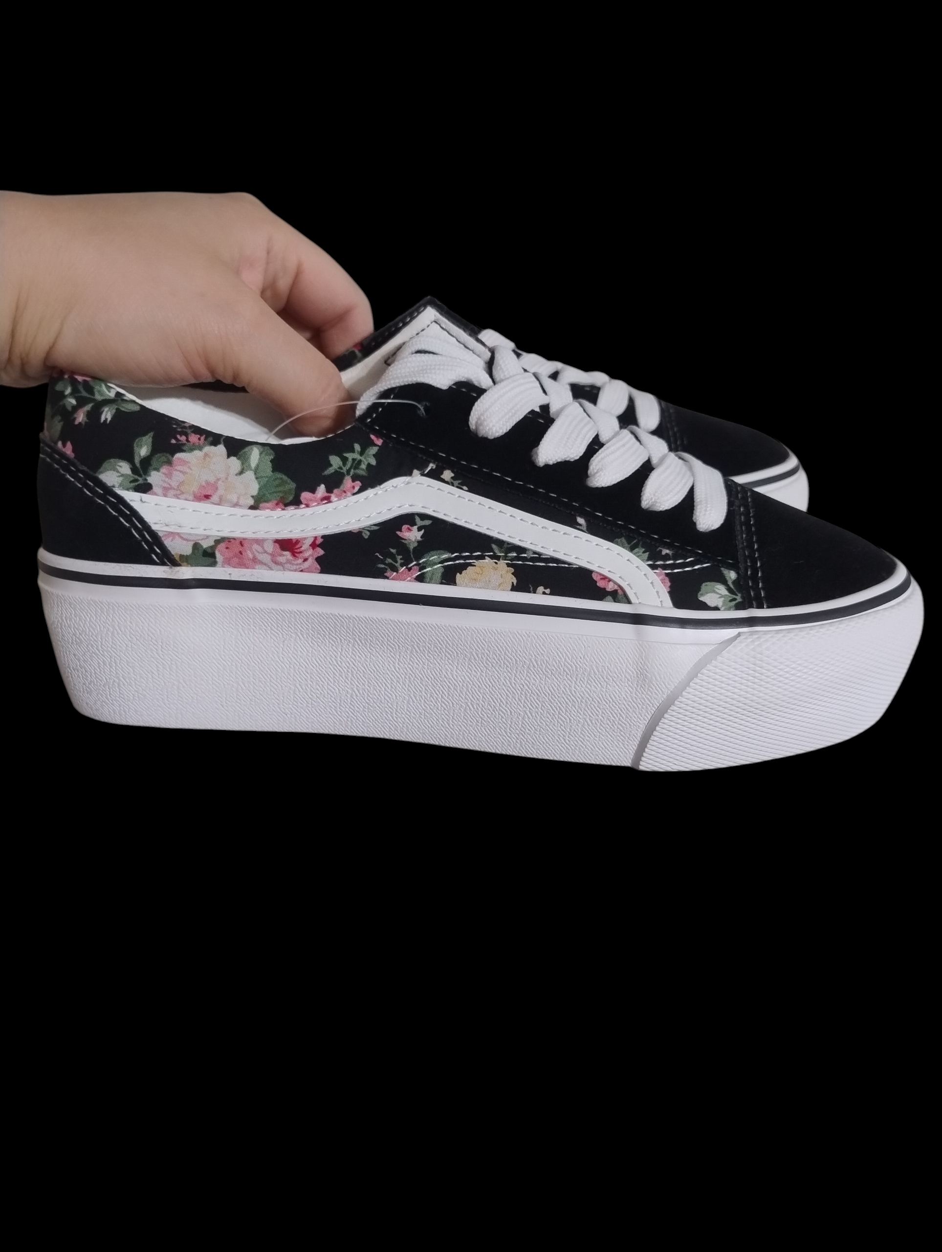 Zapatillas negras con flores 35