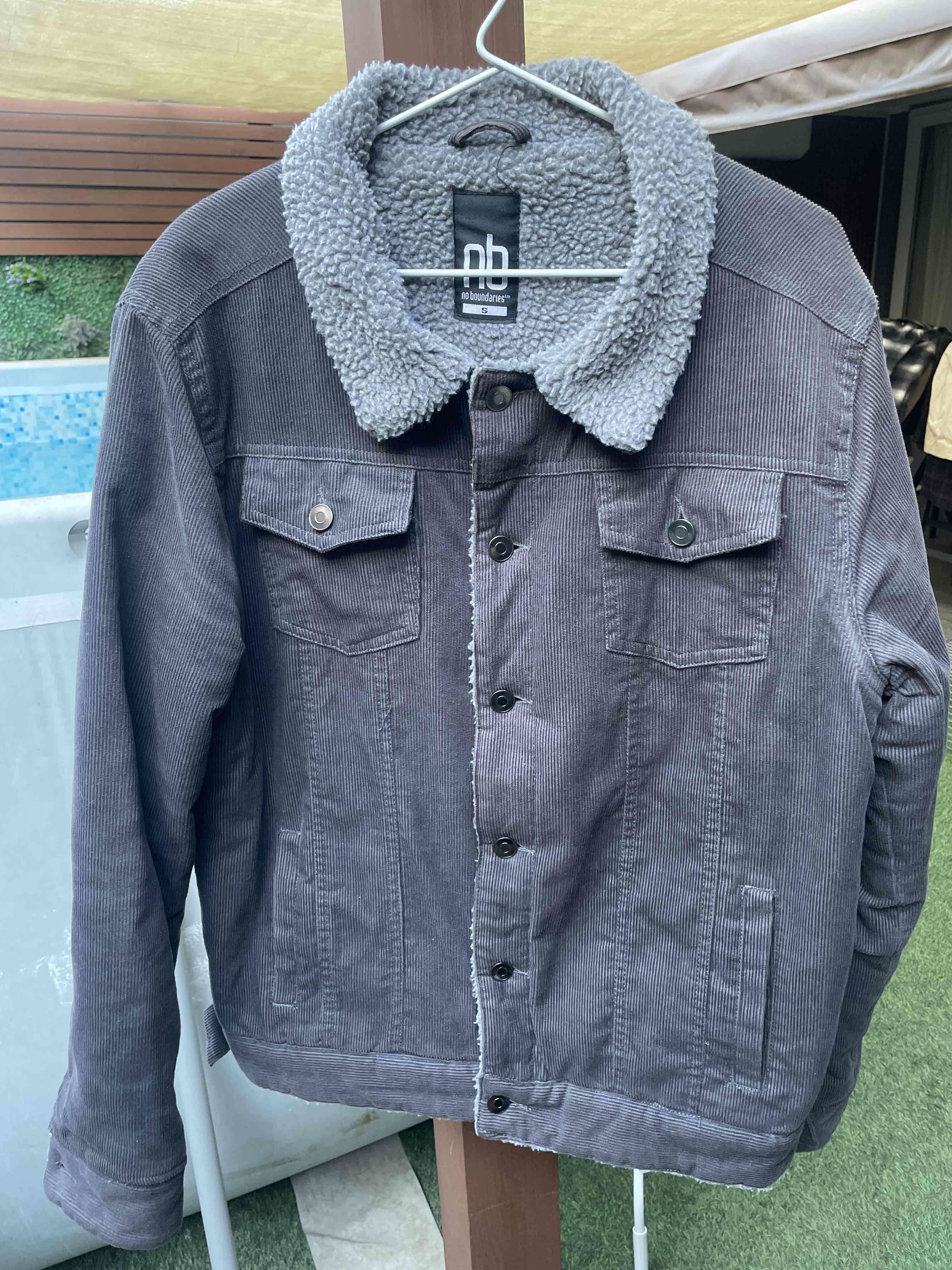 Chaqueta gris con cuello de borrego