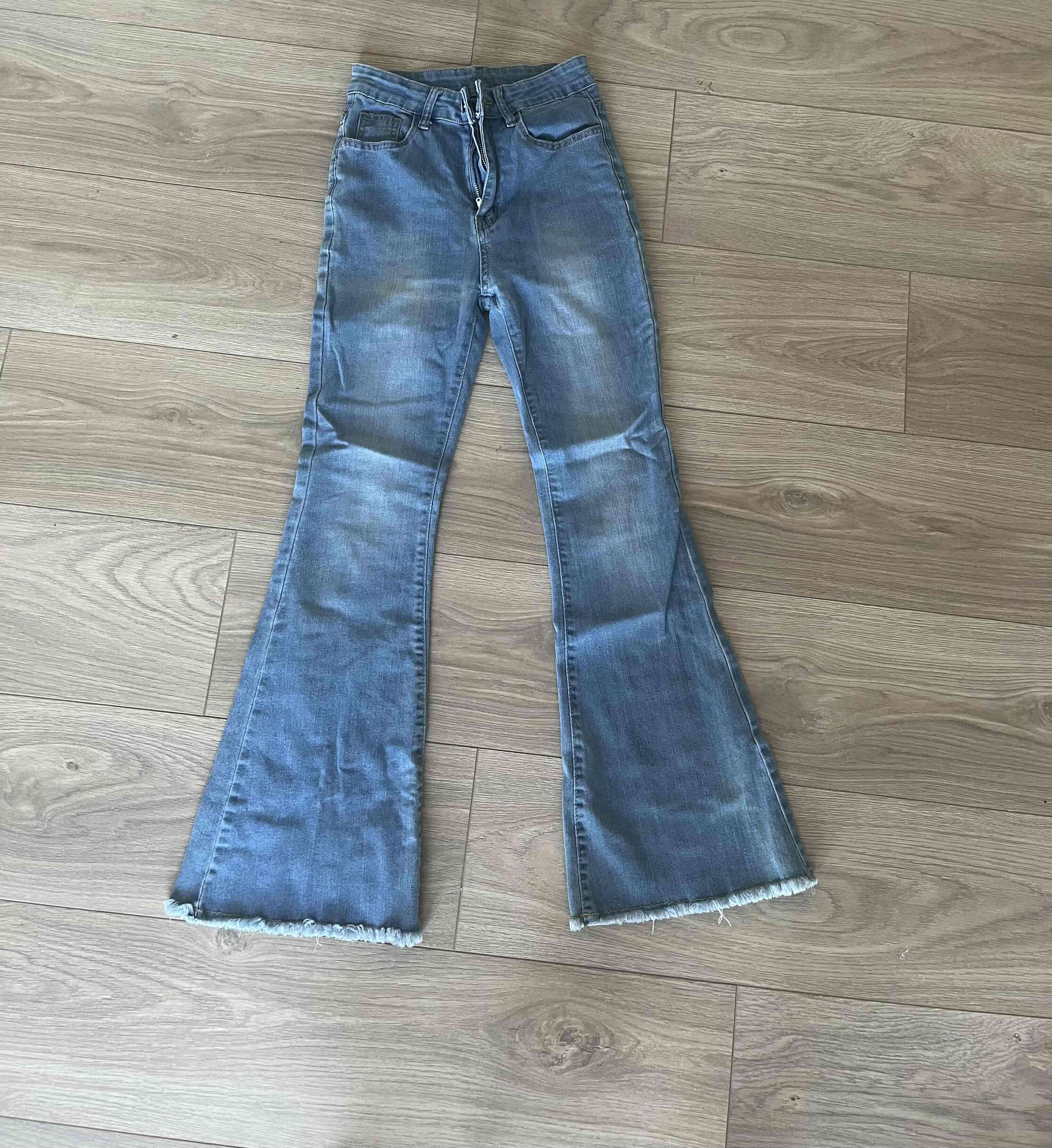 Jeans acampanados azul claro talla petite xxs