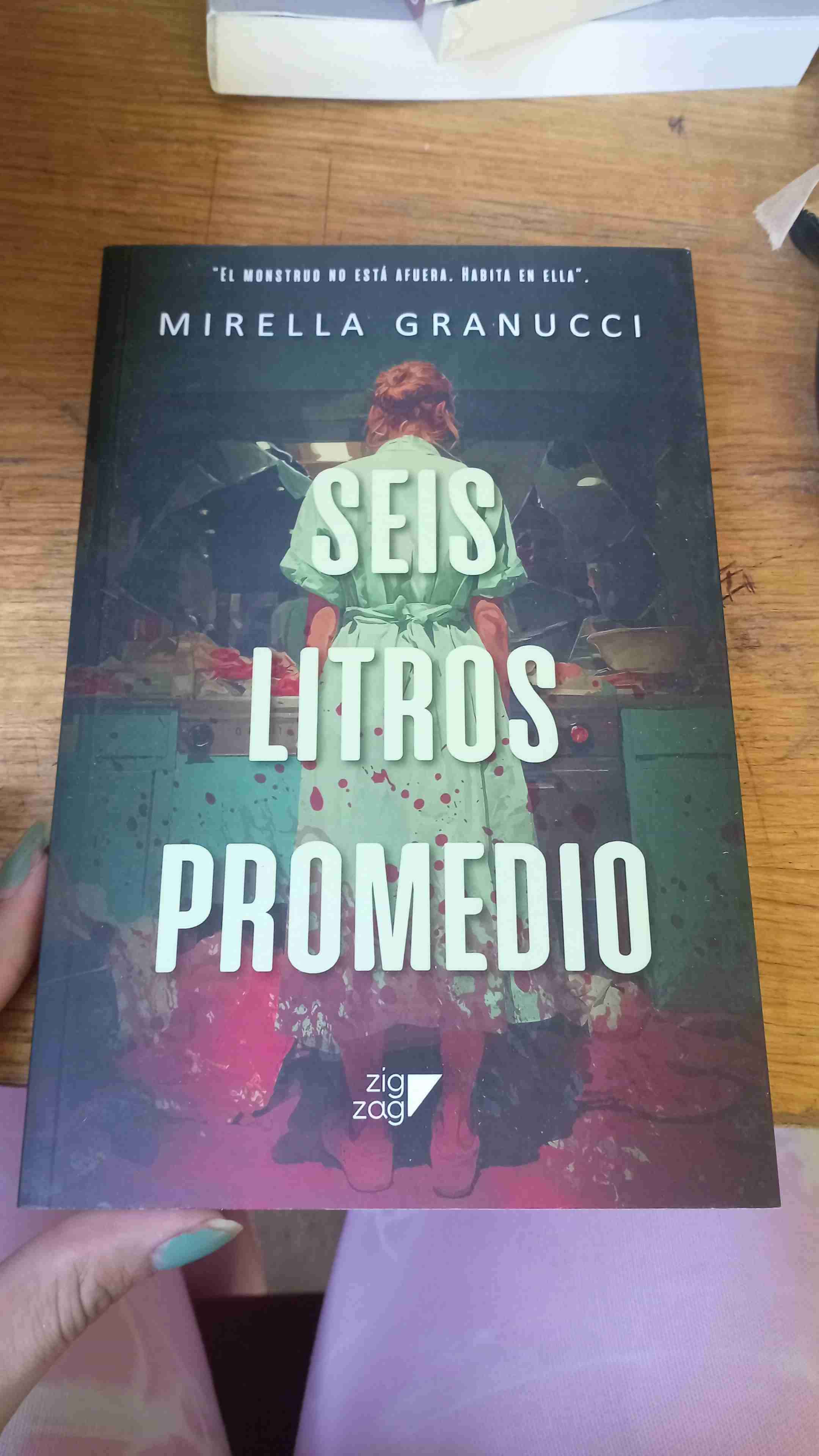 Libro 'Seis Litros Promedio' de Mirella Granucci