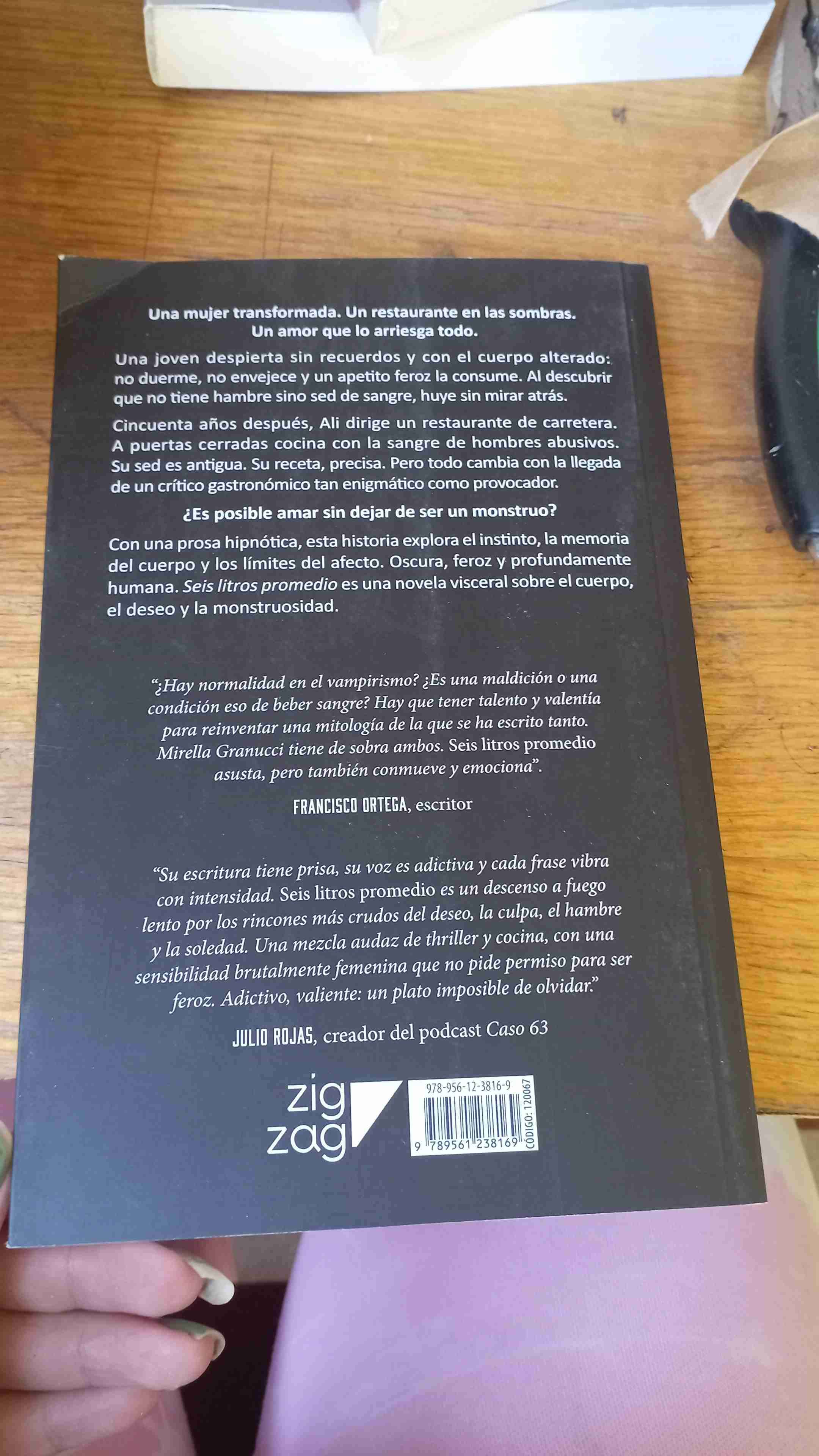 Libro 'Seis Litros Promedio' de Mirella Granucci - miniatura 2