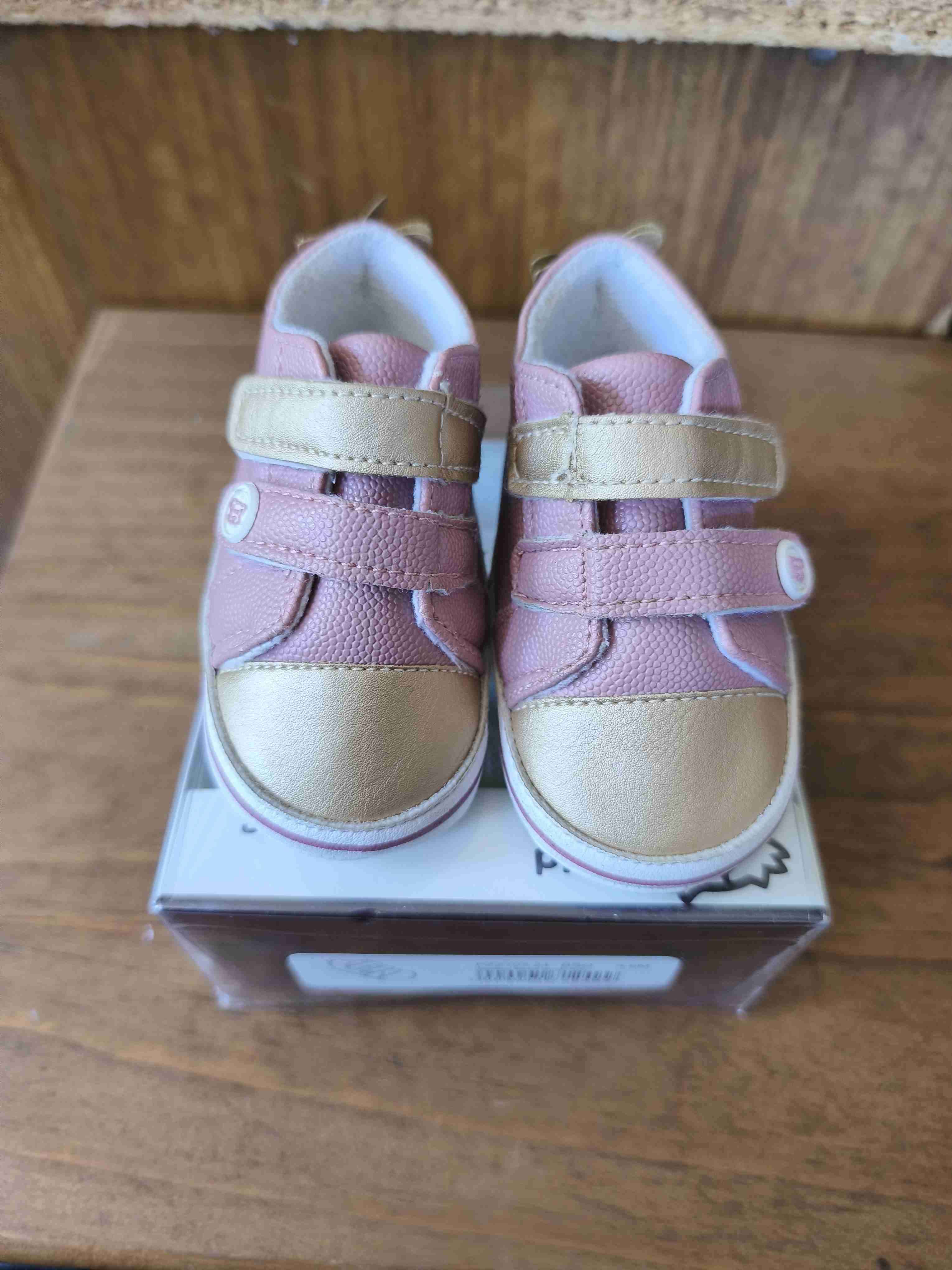Zapatos para bebé rosados y dorados