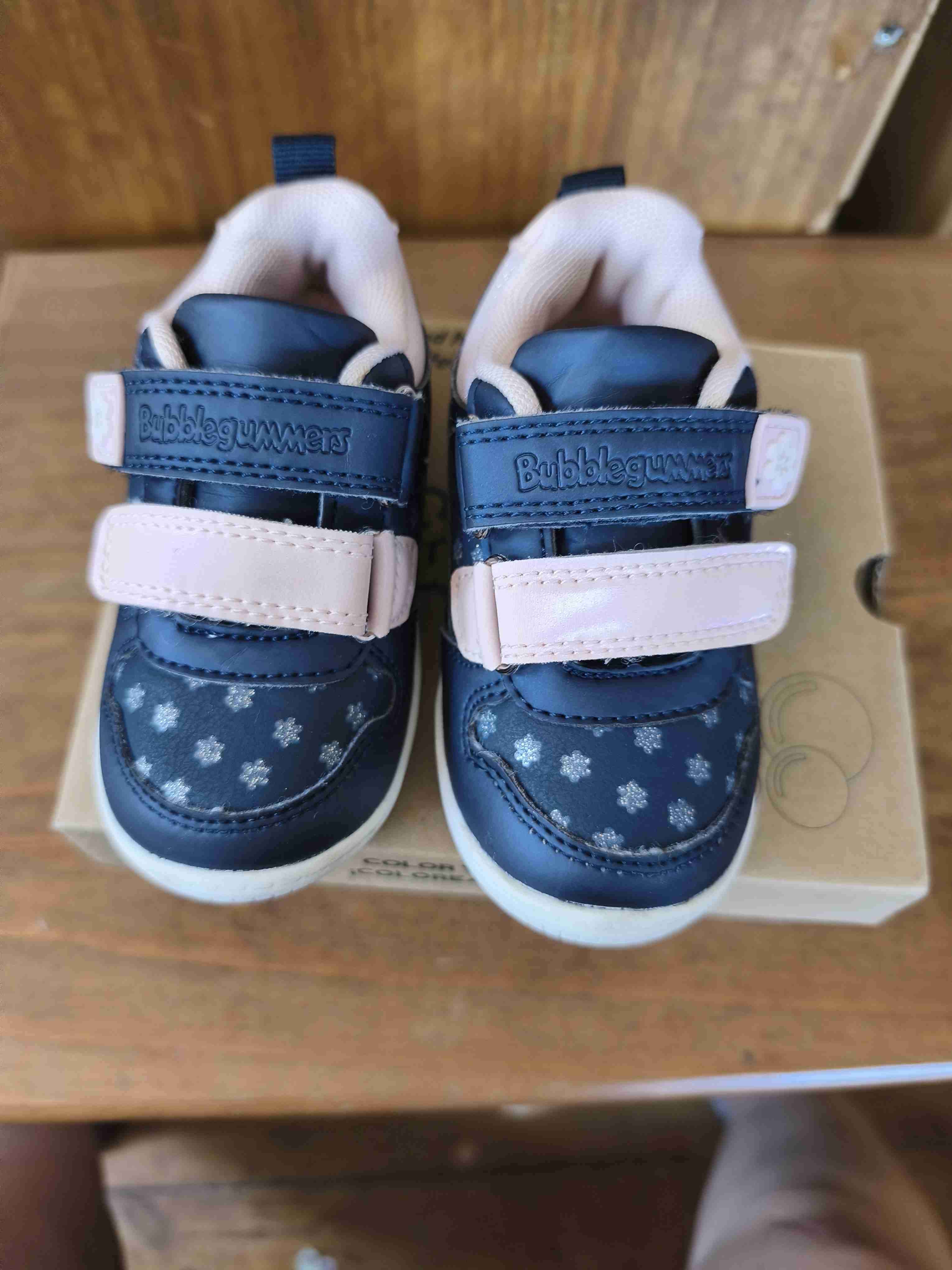 Zapatos para bebé rosados y dorados - miniatura 4