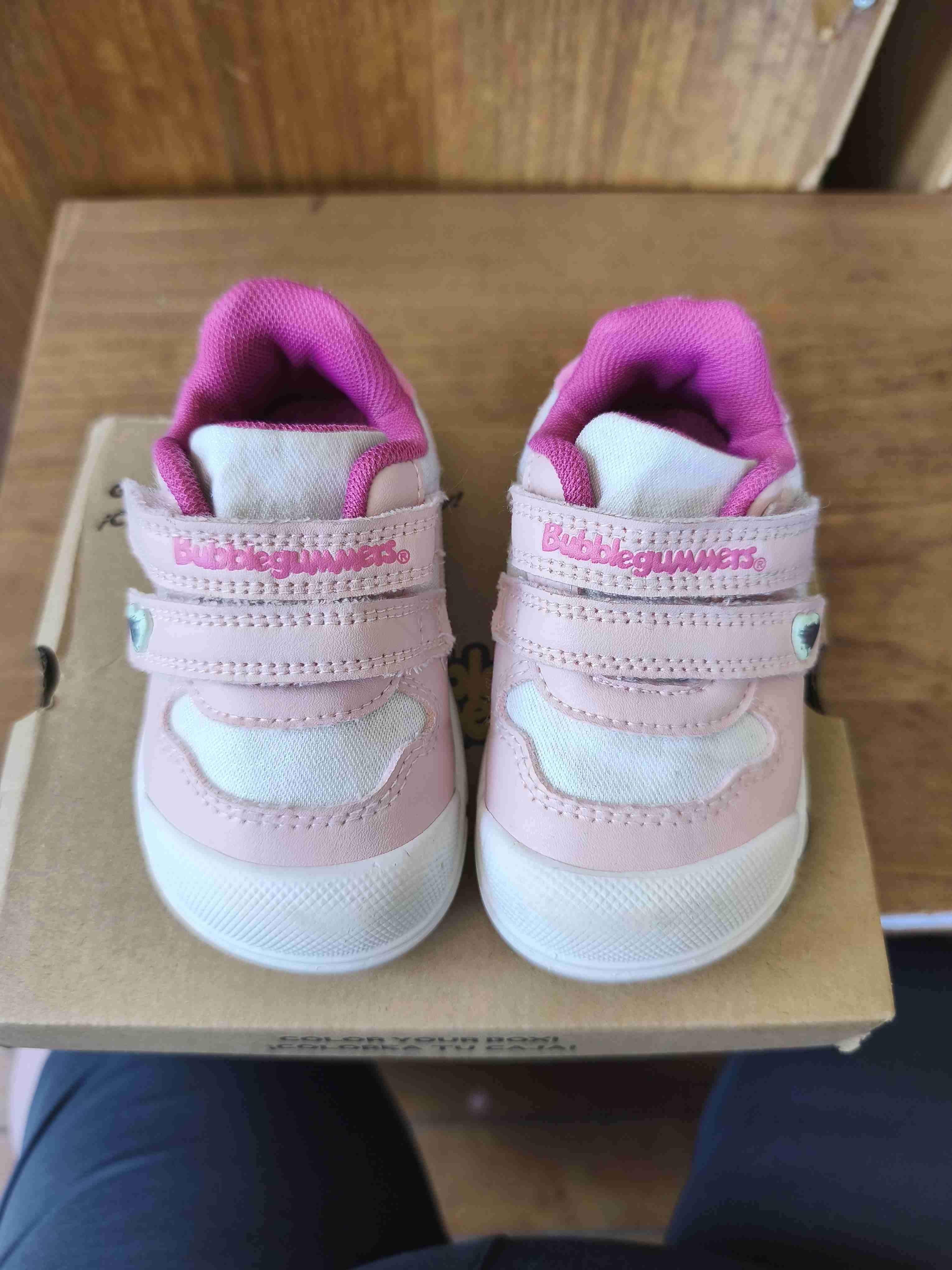 Zapatos para bebé rosados y dorados - miniatura 5