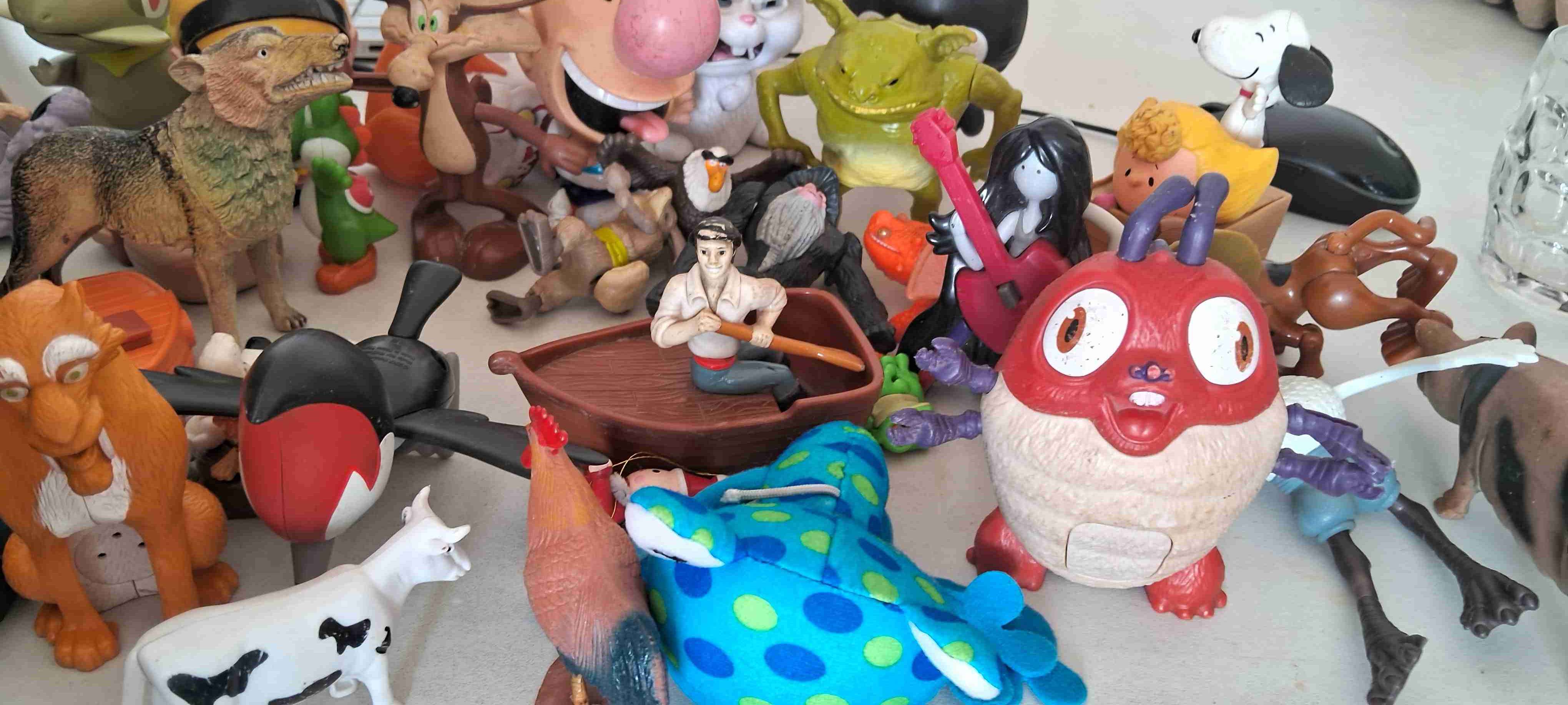 Set de figuras coleccionables variadas - miniatura 3