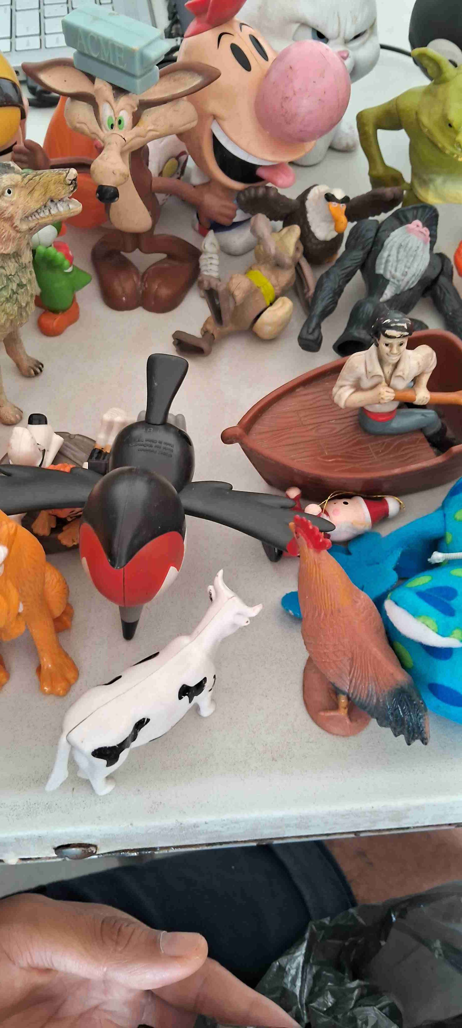 Set de figuras coleccionables variadas - miniatura 4