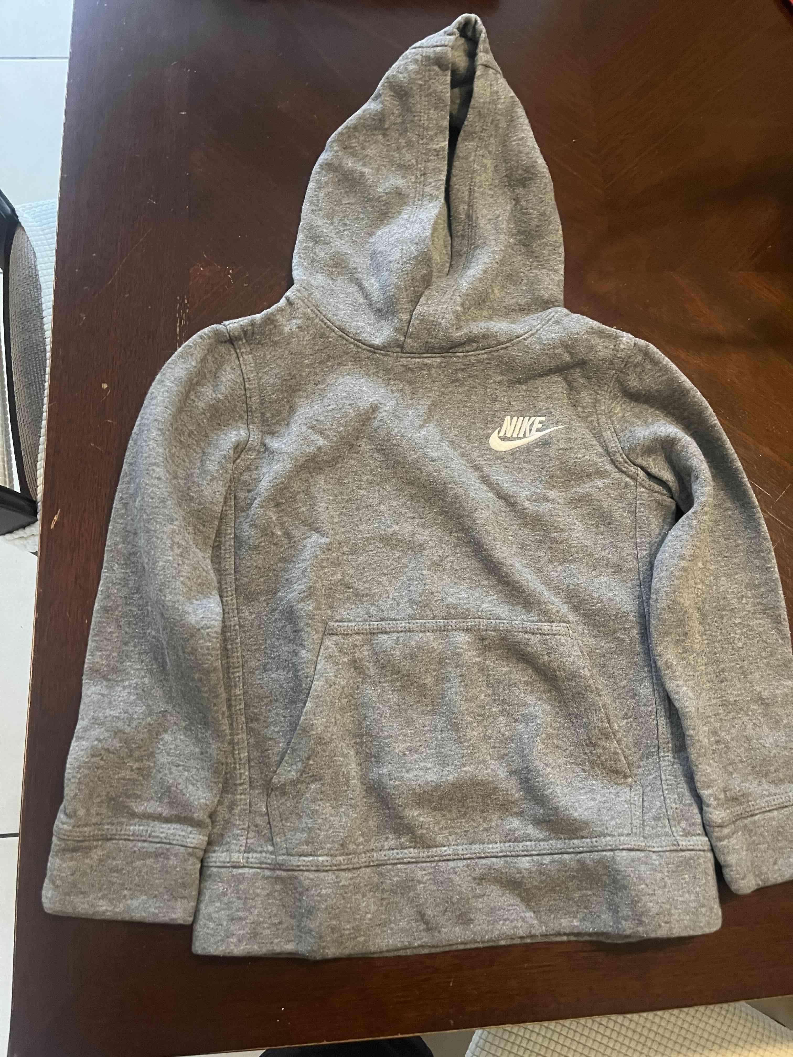 Polerón gris con capucha Nike