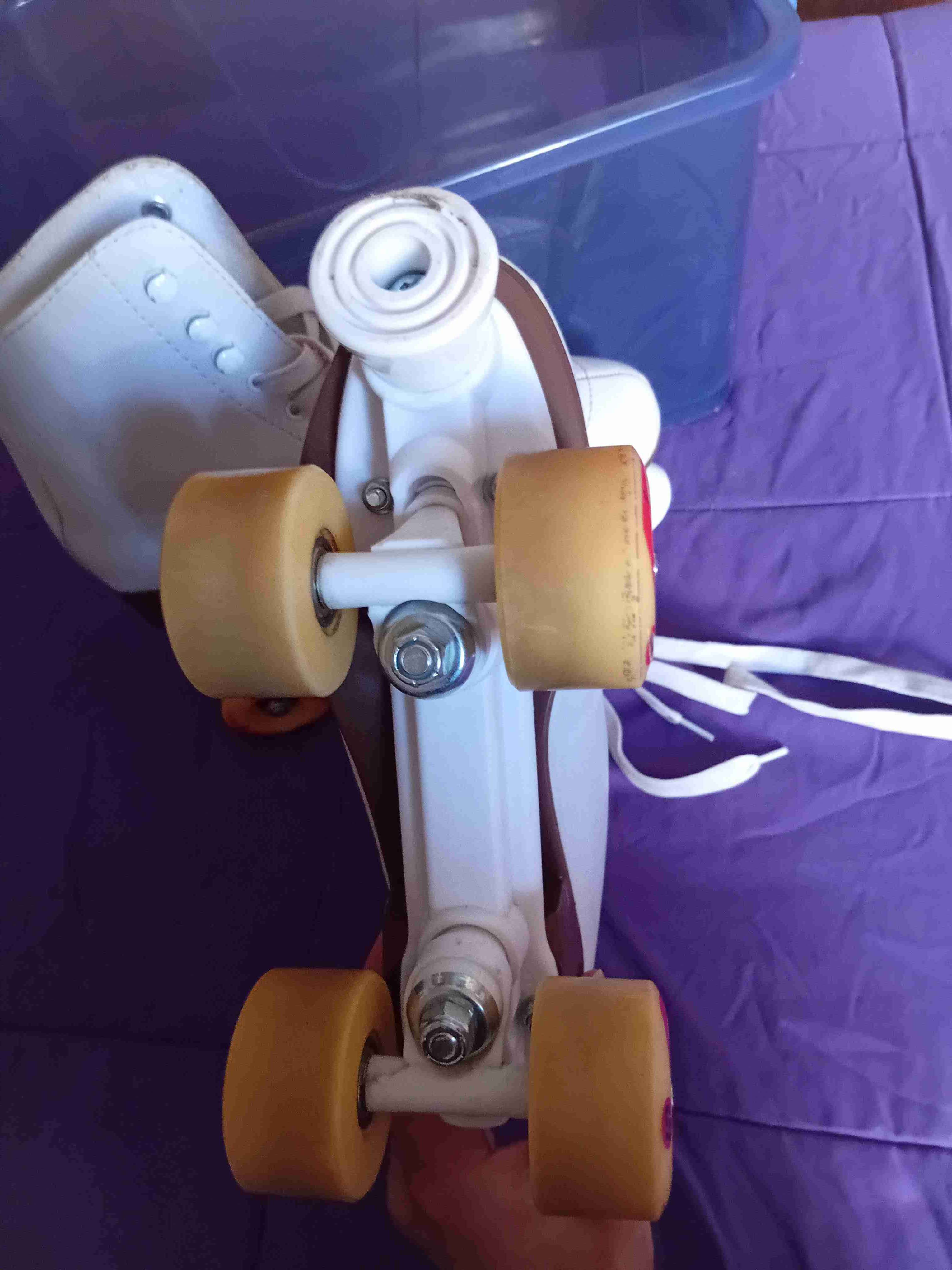 Patines de cuatro ruedas blancos - miniatura 3