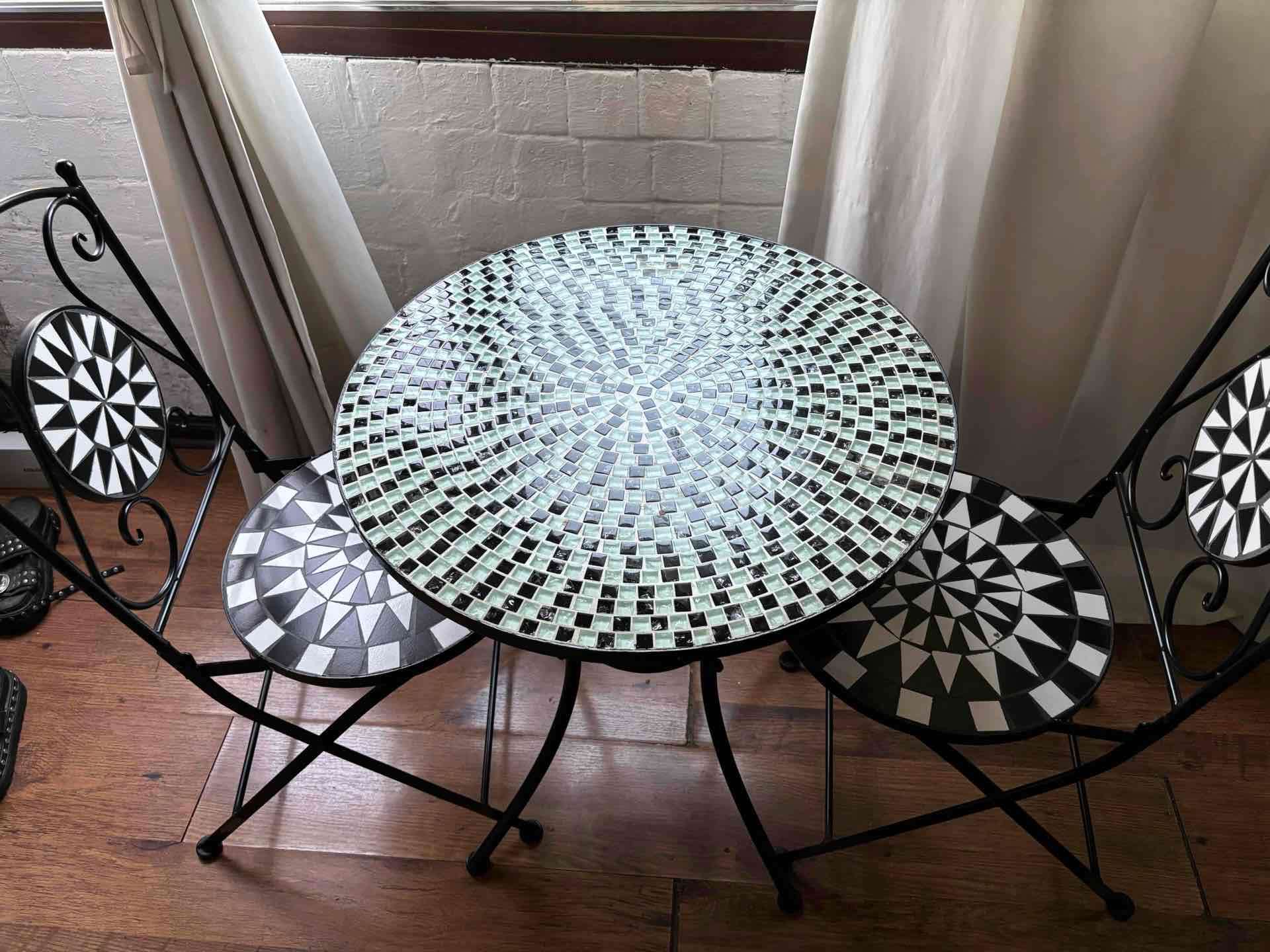 Juego de mesa y sillas mosaico
