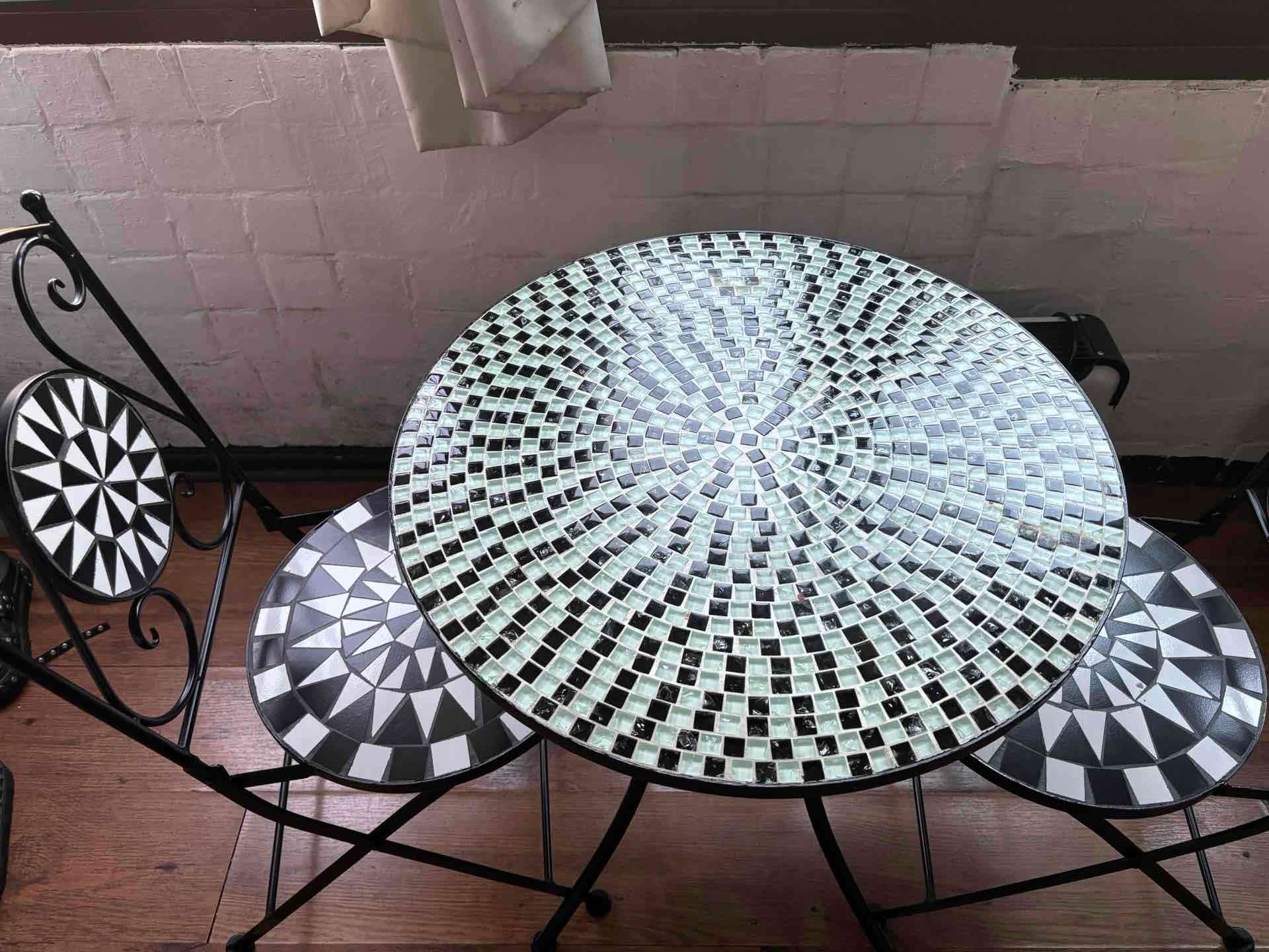 Juego de mesa y sillas mosaico - miniatura 3