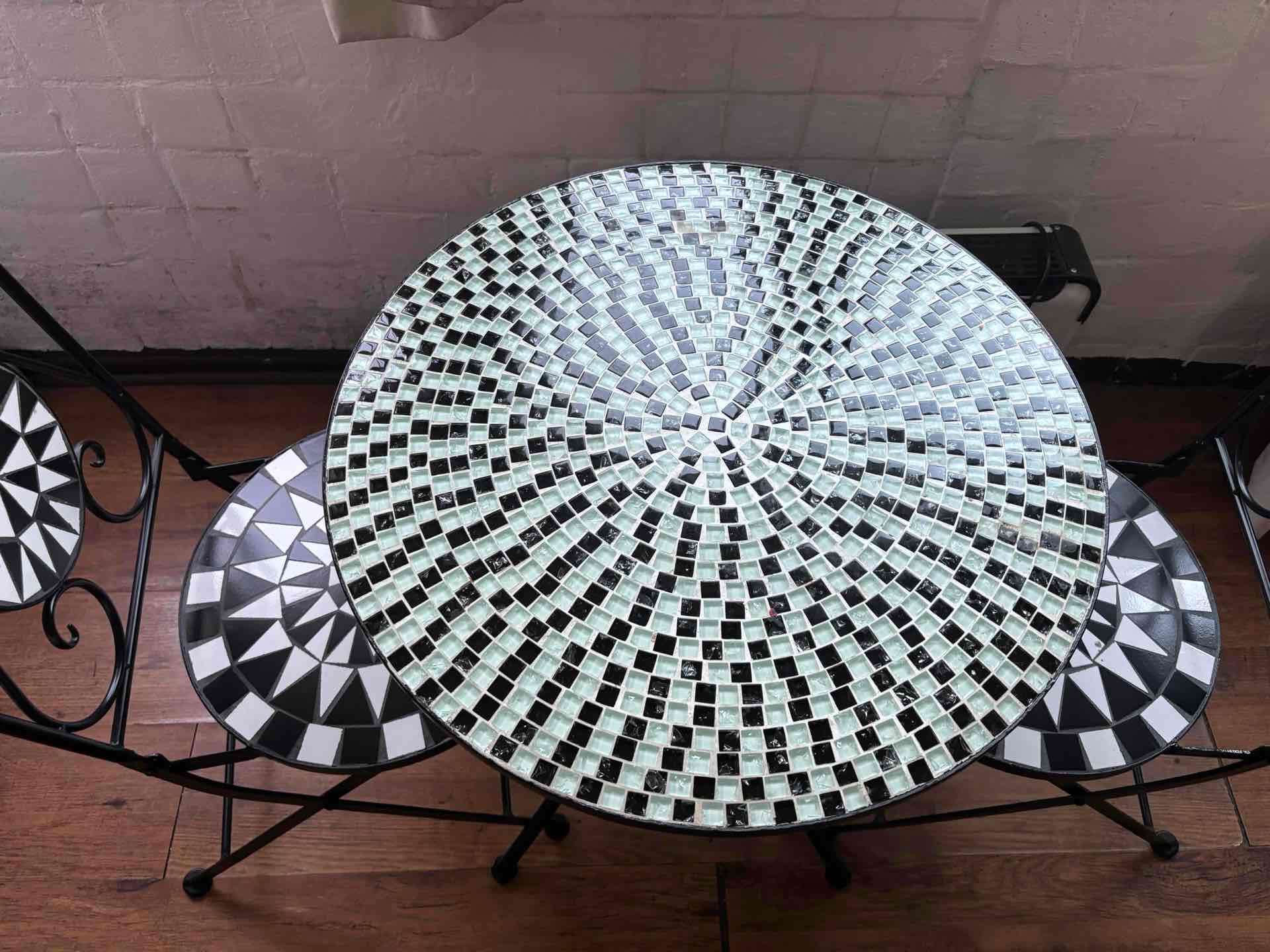 Juego de mesa y sillas mosaico - miniatura 4