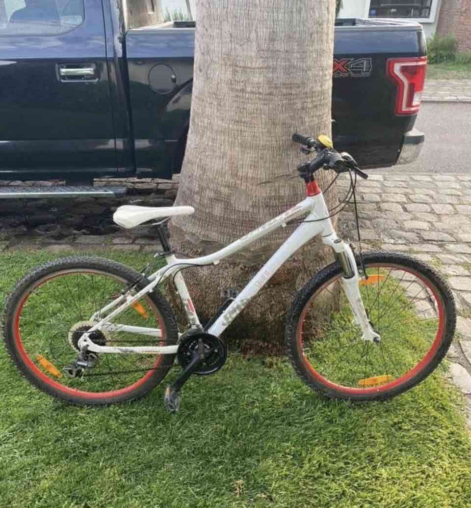 Bicicleta GIANT mujer  montaña blanca - miniatura 2