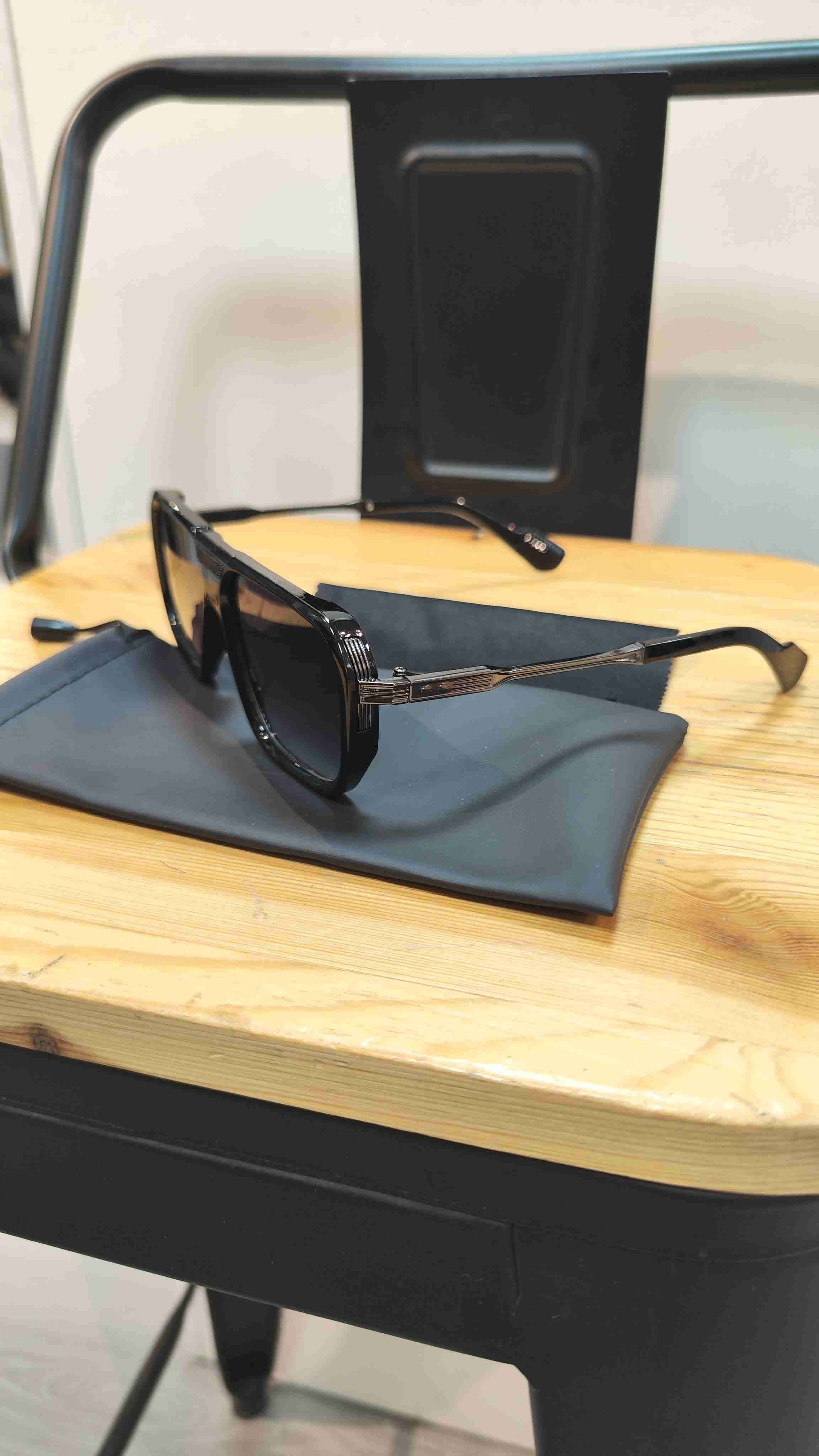 Gafas de sol negras modernas Unisex Exclusivos - miniatura 2