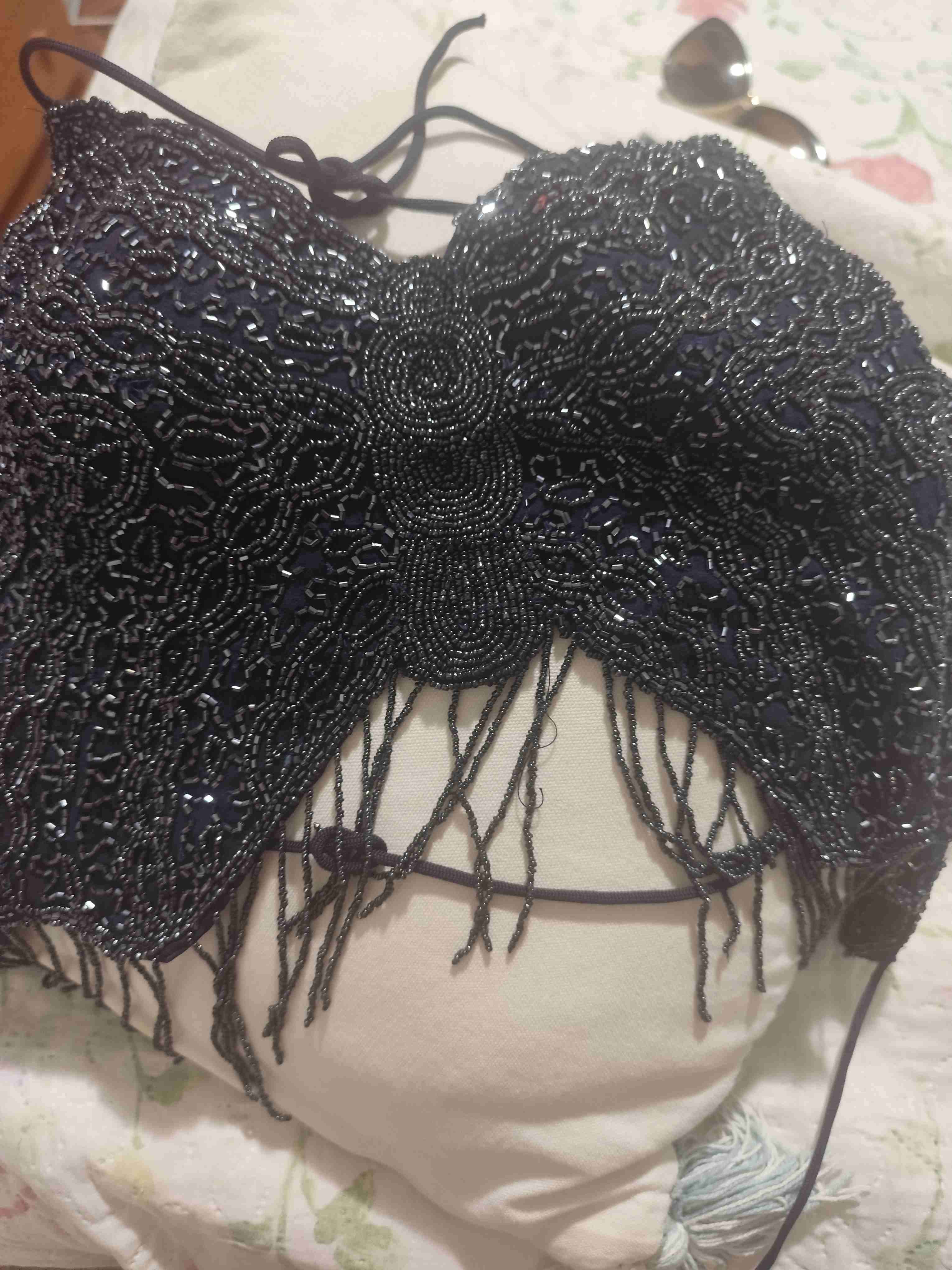 Top con piedras negras