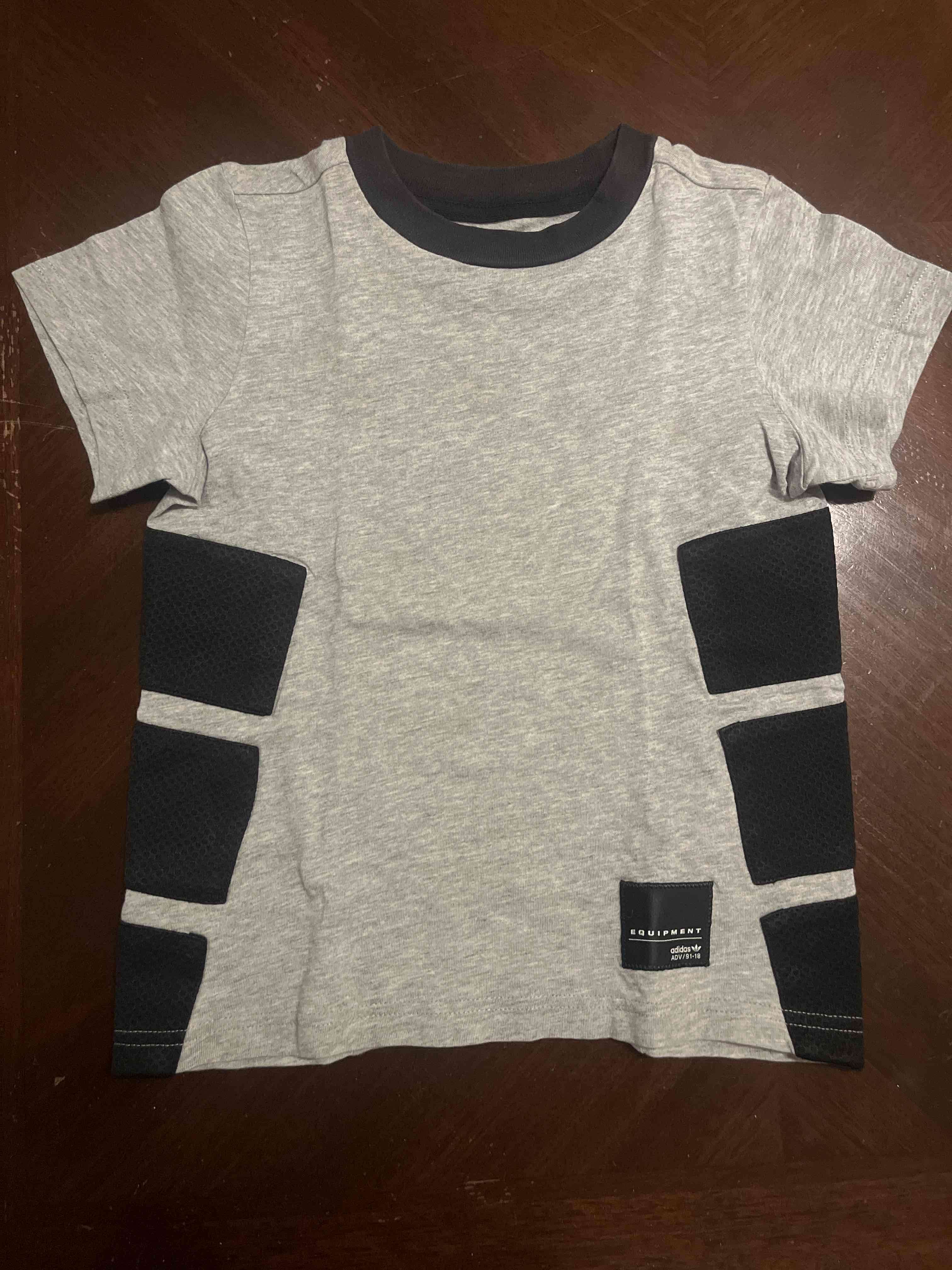 Polera gris con detalles negros Adidas