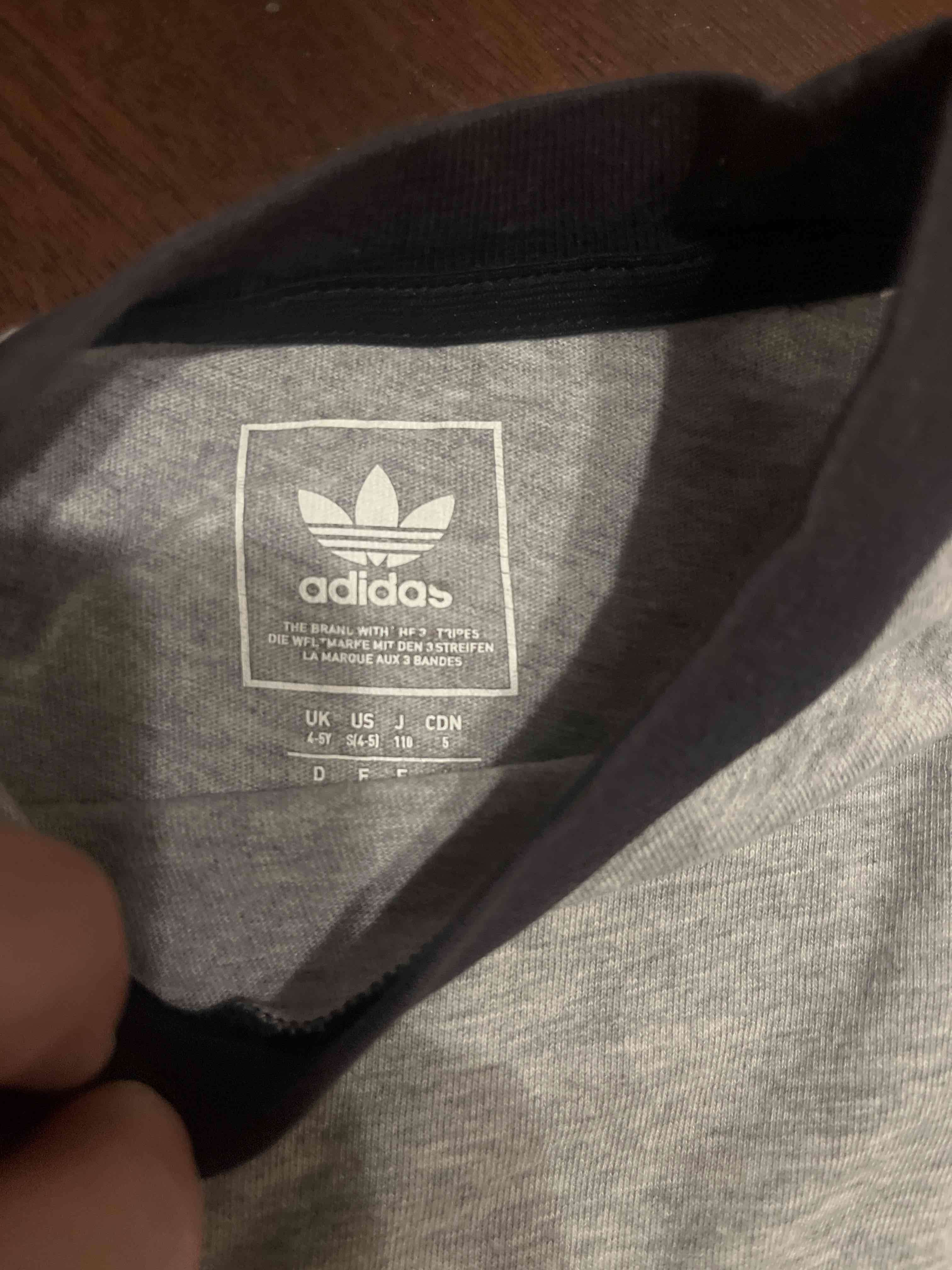Polera gris con detalles negros Adidas - miniatura 2