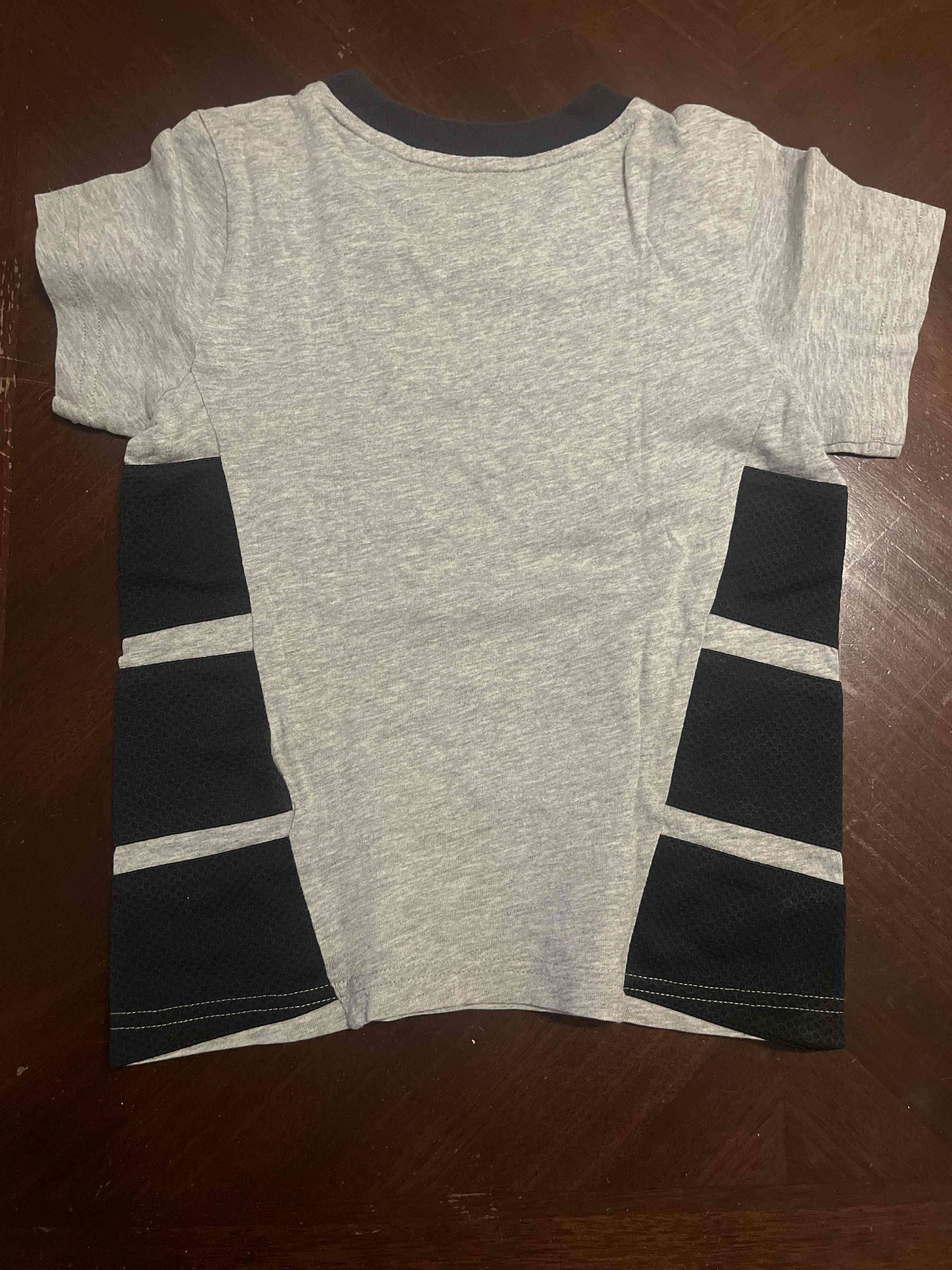 Polera gris con detalles negros Adidas - miniatura 3