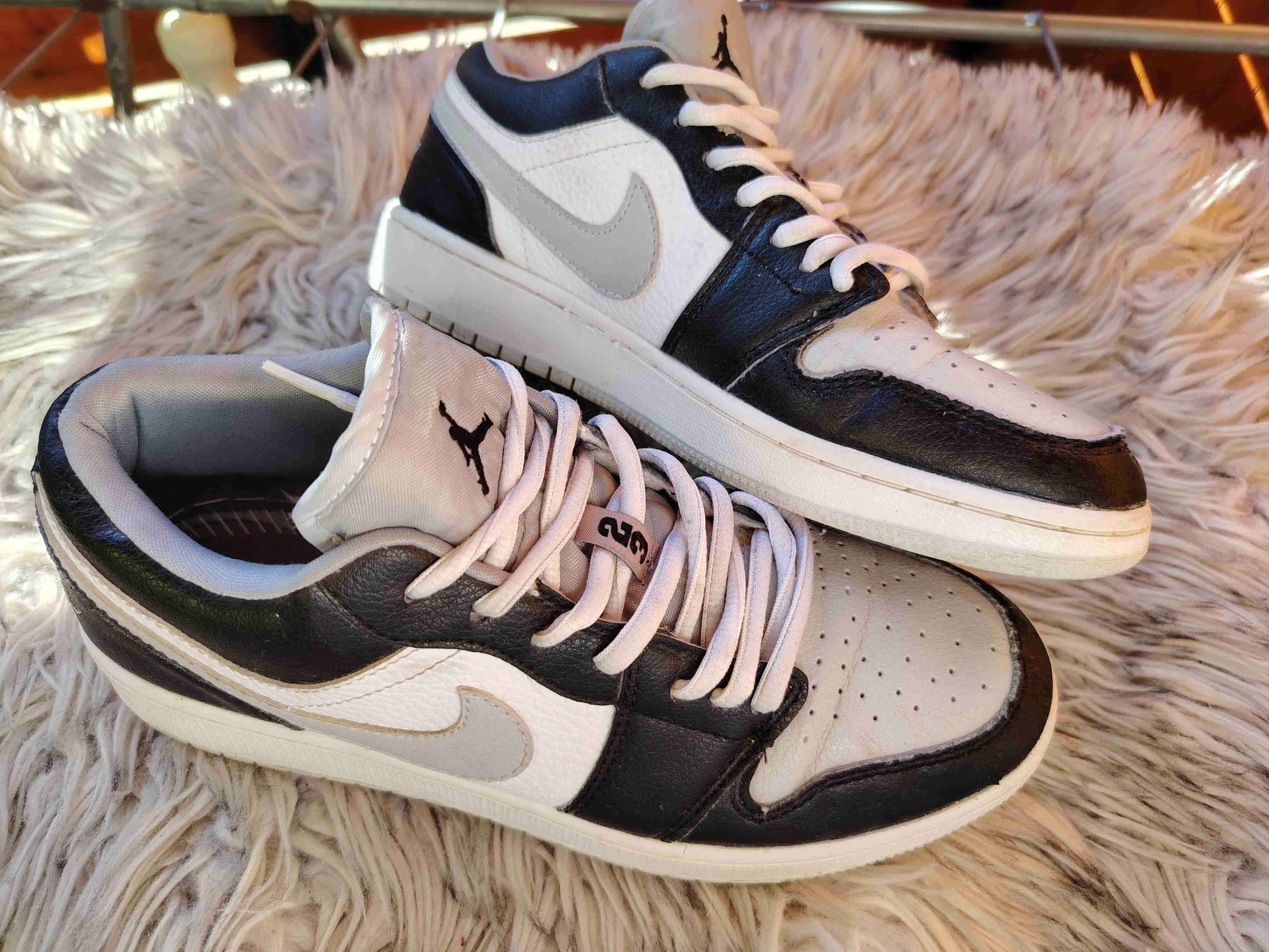 Zapatillas deportivas blancas y negras - miniatura 2